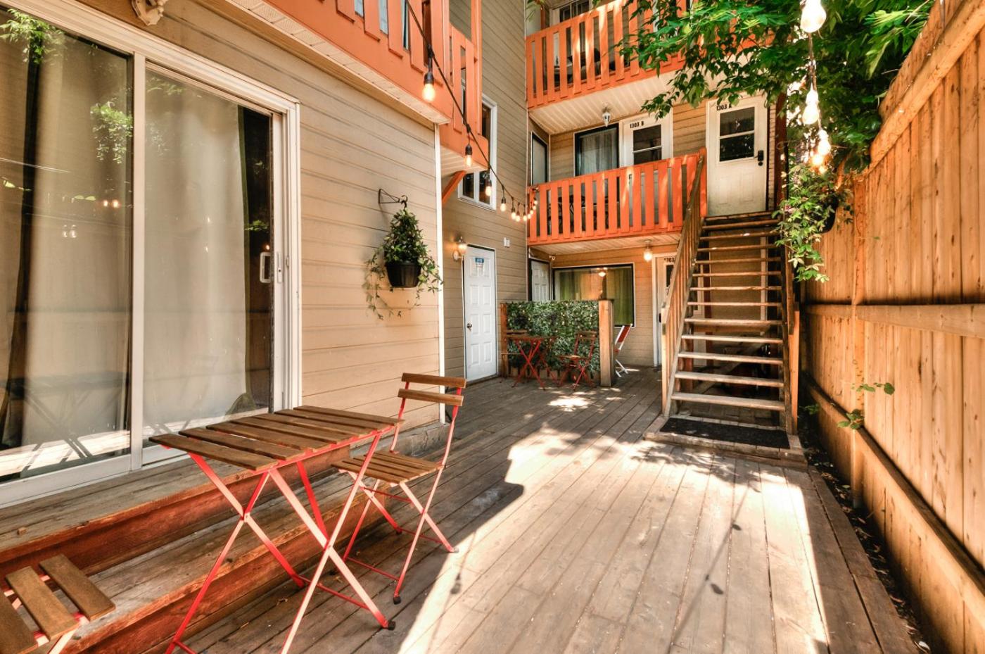 100 METERS to METRO BEAUDRY - FULL APARTMENTS - 1 minute walk to the FAMOUS ST CATHERINE STREET - FAST WIFI - WASHER & DRYER ON SITE - Montcalm units