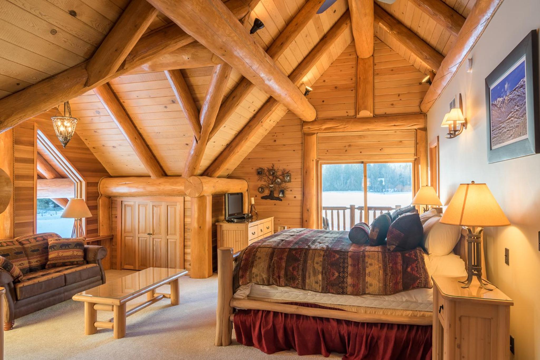 Revelstoke House Luxury Log House at Base of Resort