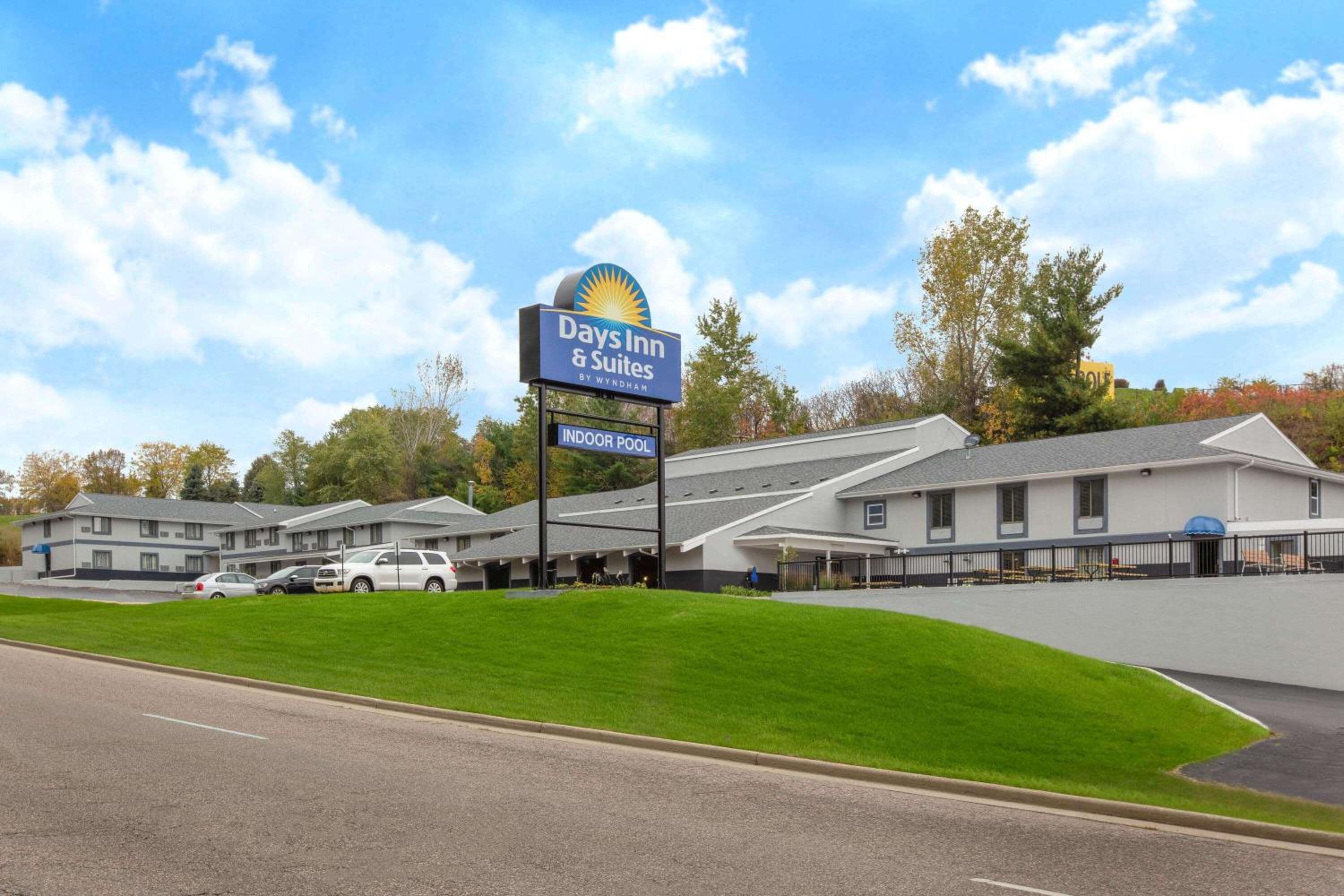 Hotel Days Inn & Suites by Wyndham Wisconsin Dells - Image 1