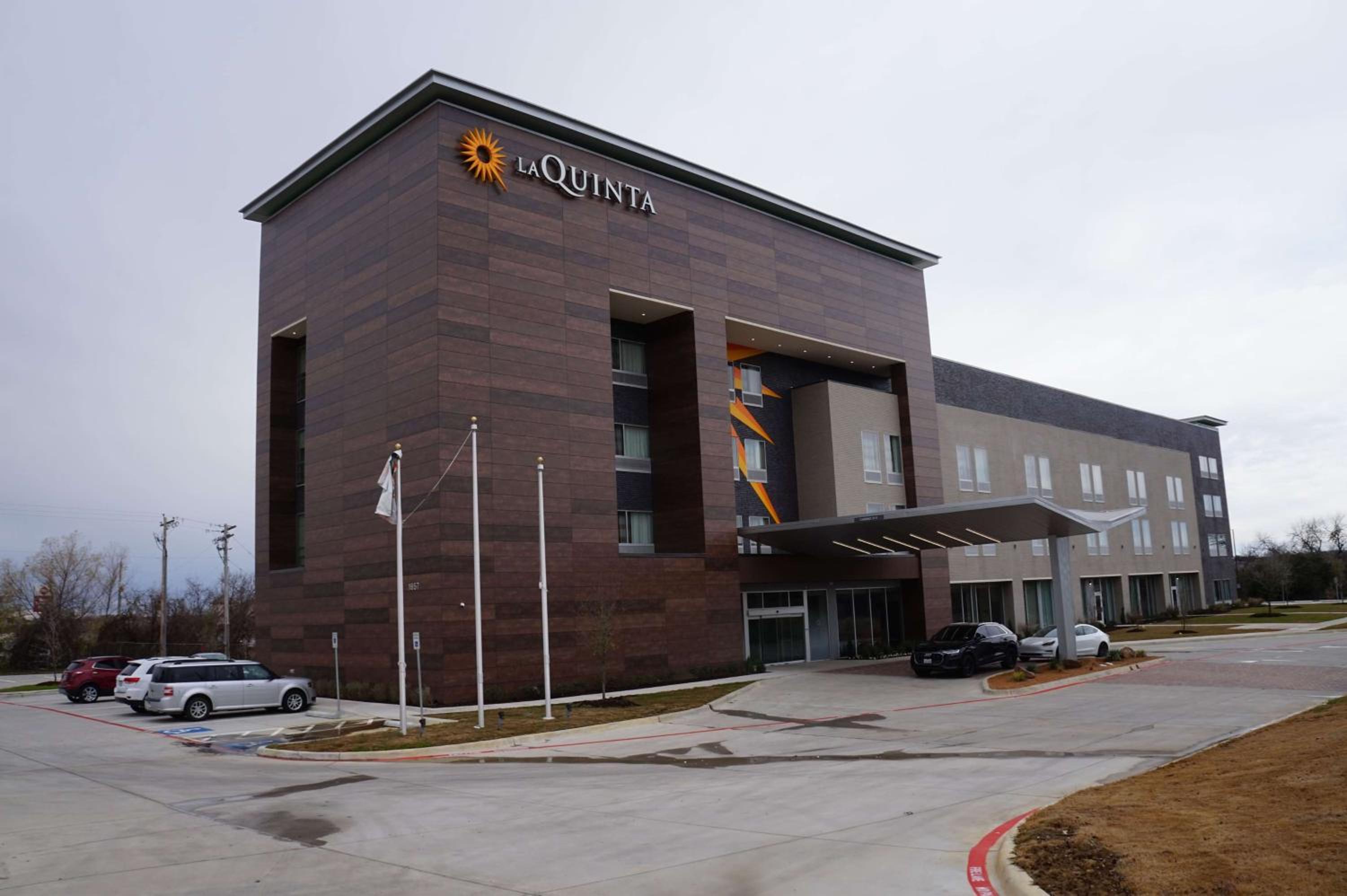 La Quinta Inn  Suites by Wyndham Lewisville - Property Image 9