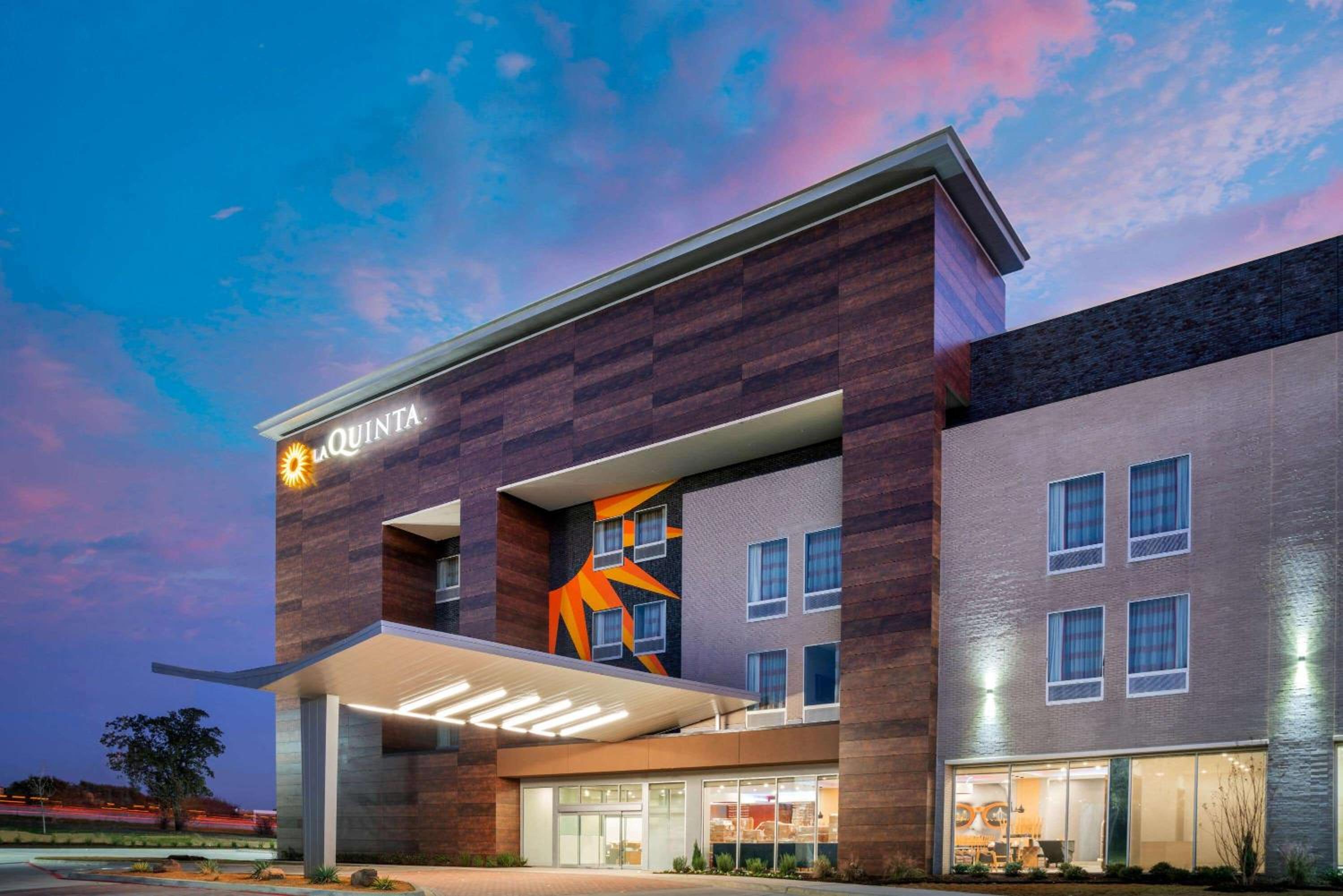 La Quinta Inn  Suites by Wyndham Lewisville - Property Image 10