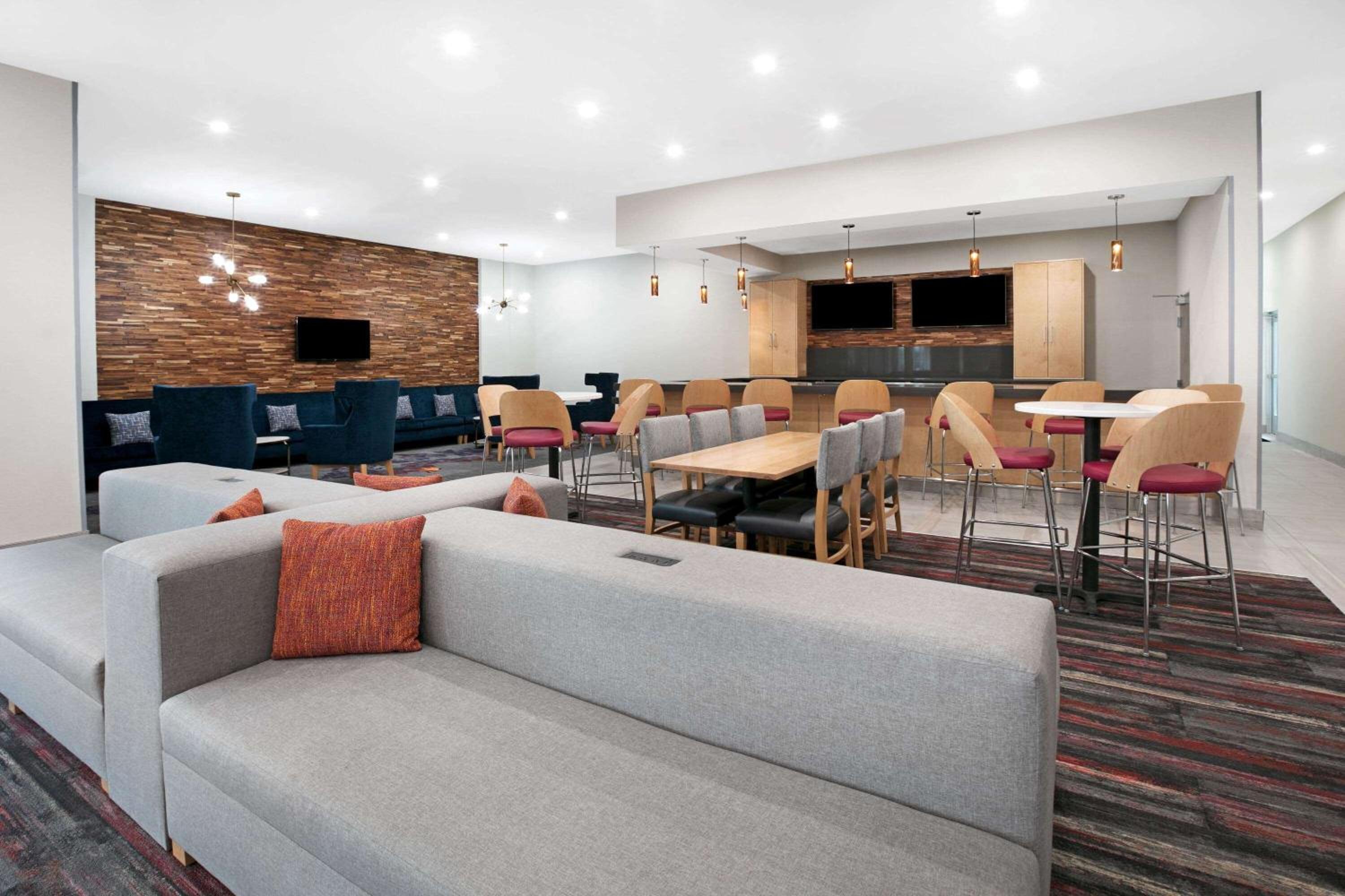 La Quinta Inn  Suites by Wyndham Lewisville - Property Image 12