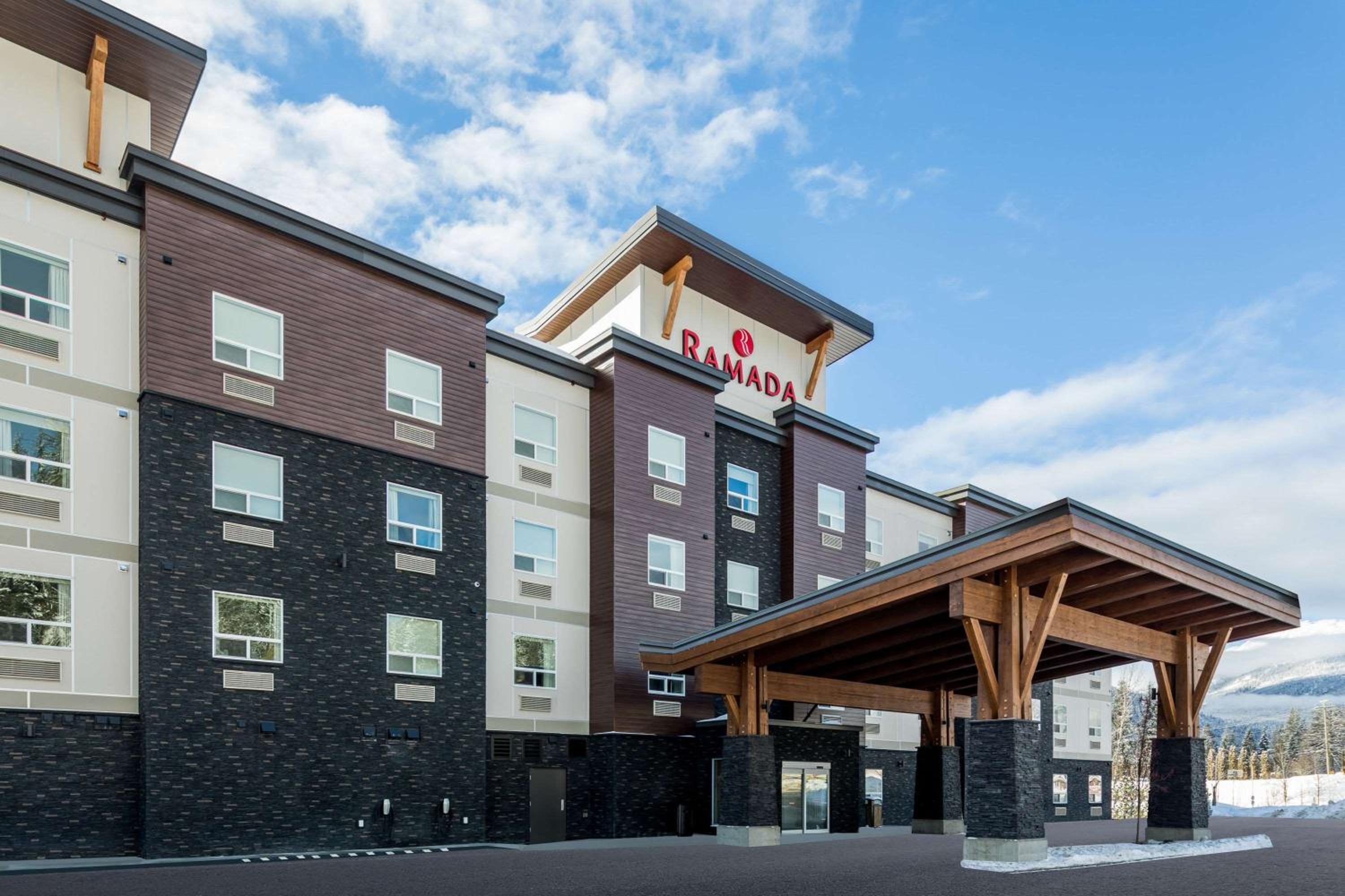 Hotel Ramada by Wyndham Revelstoke - Image 1