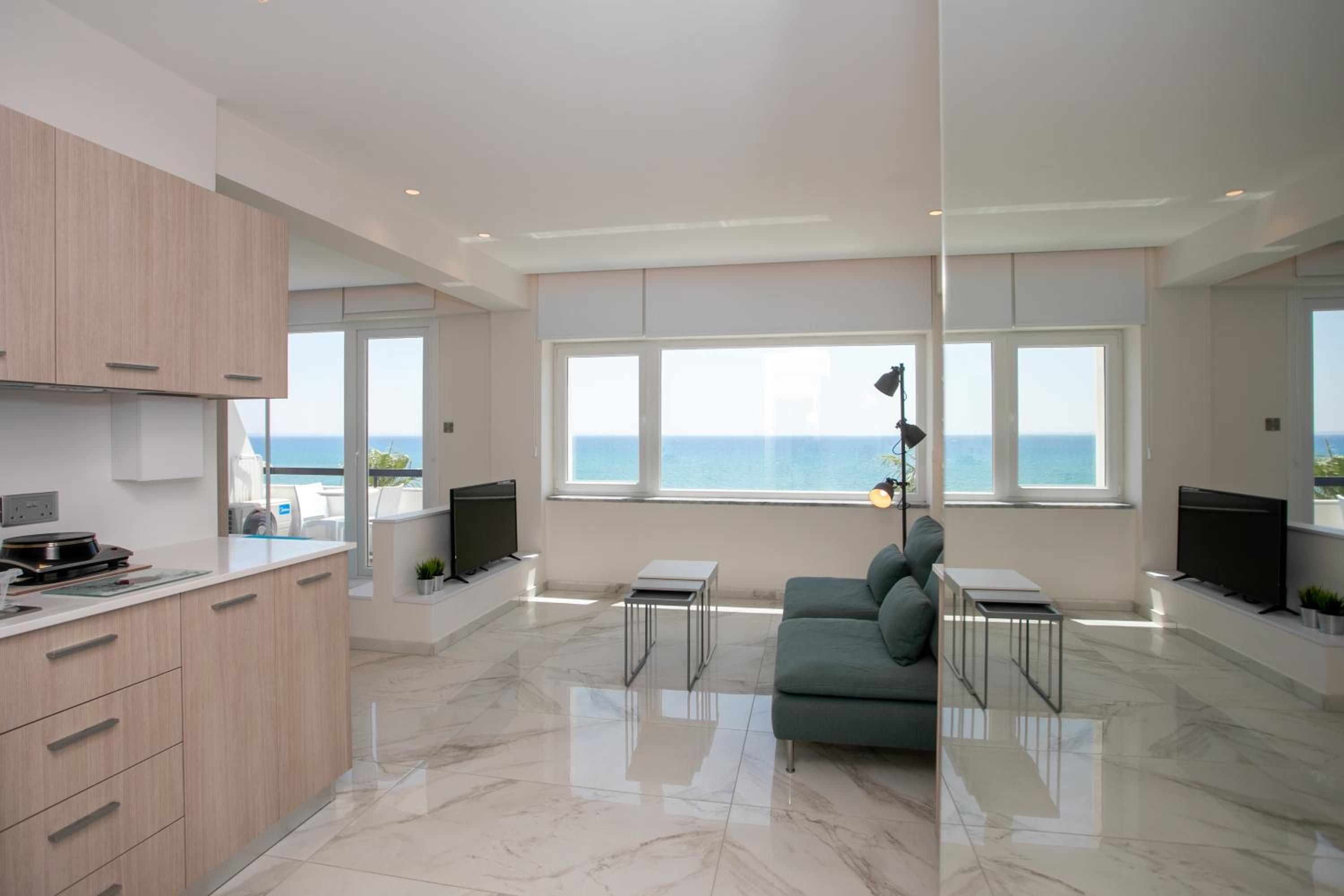 Les Palmiers Sunorama Beach Apartments