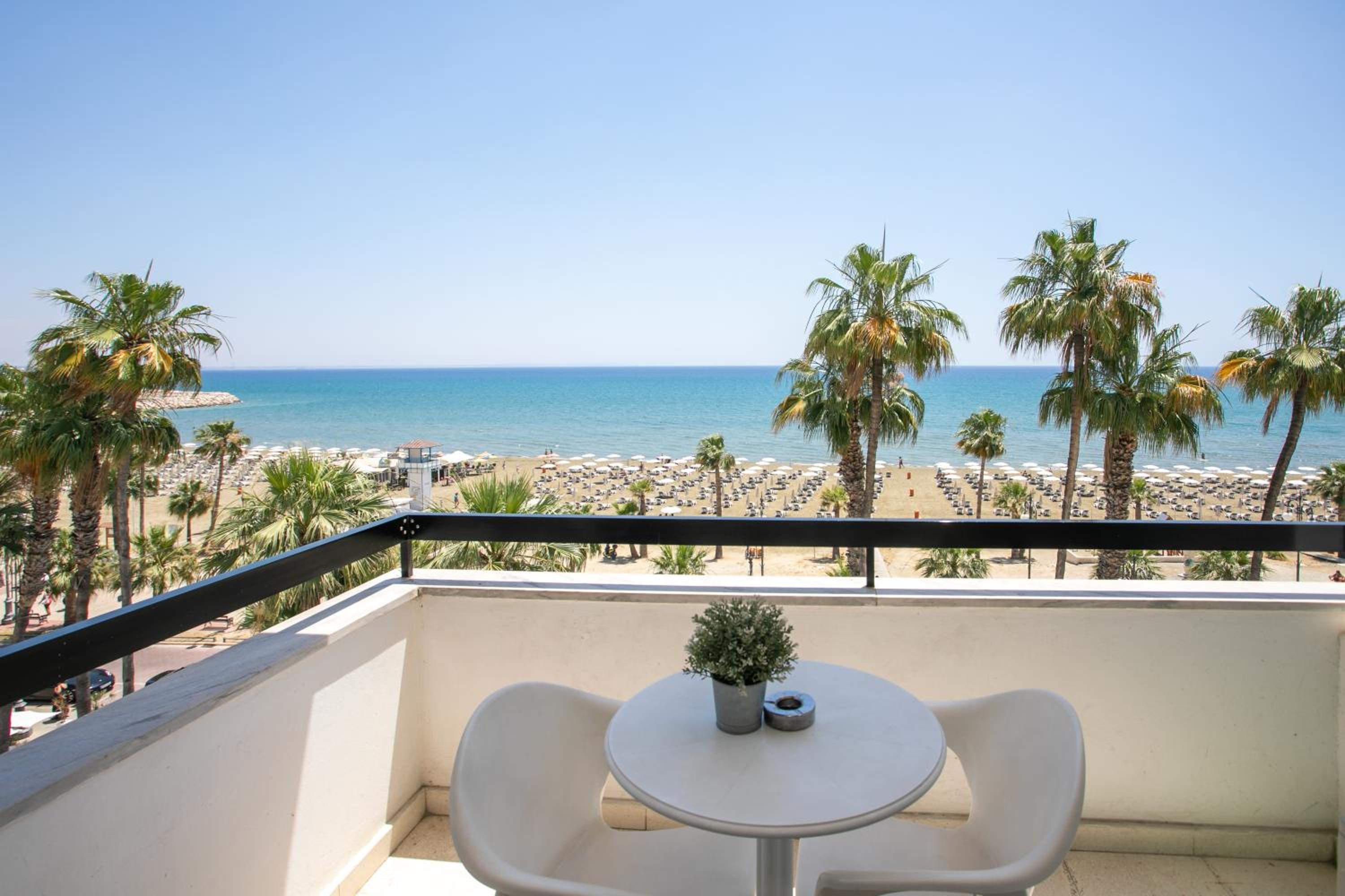 Les Palmiers Sunorama Beach Apartments