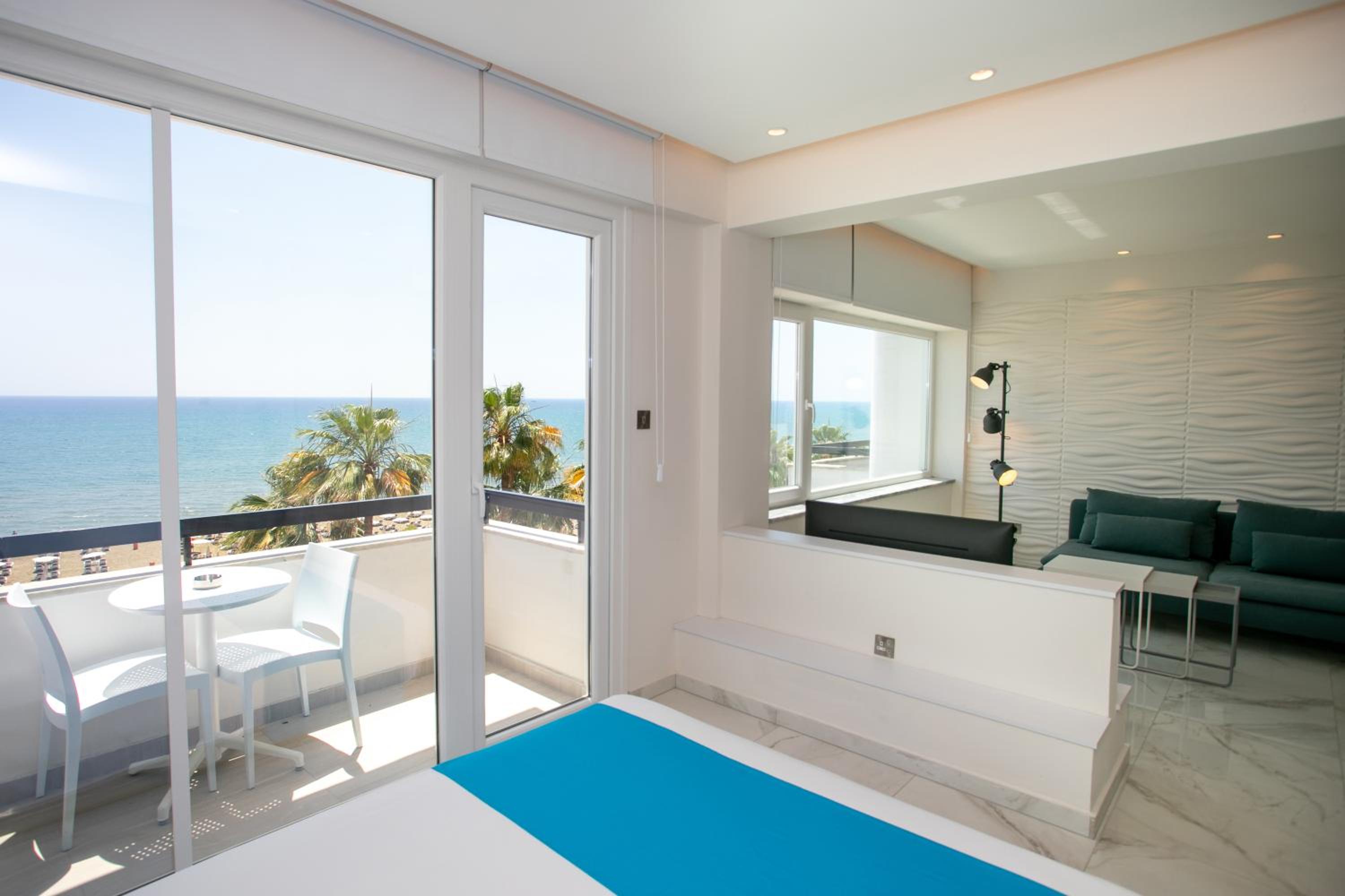 Les Palmiers Sunorama Beach Apartments