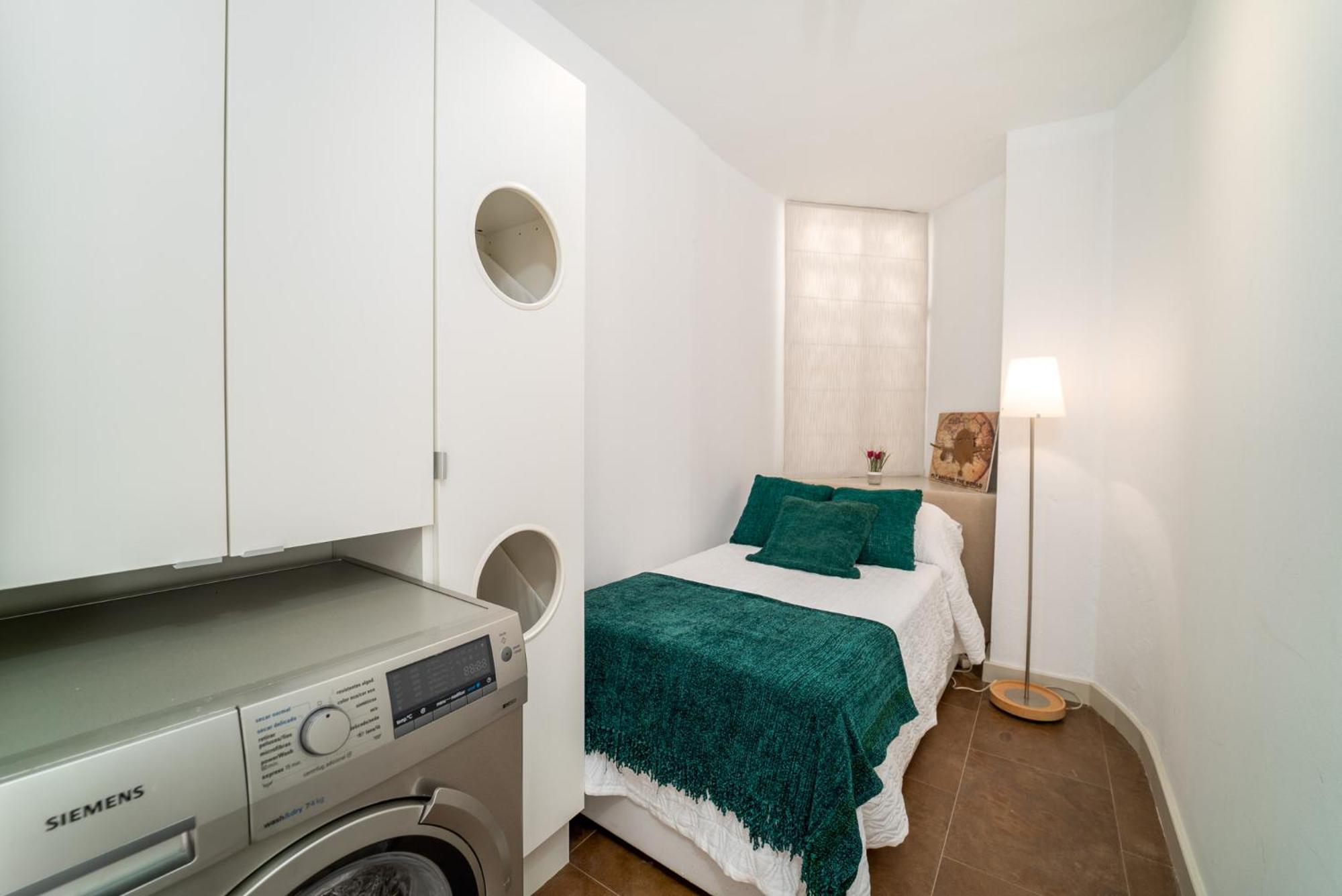 Azahara I, 25A small cozy apartment with great views located in the popular area of Nueva Andalucia view 5