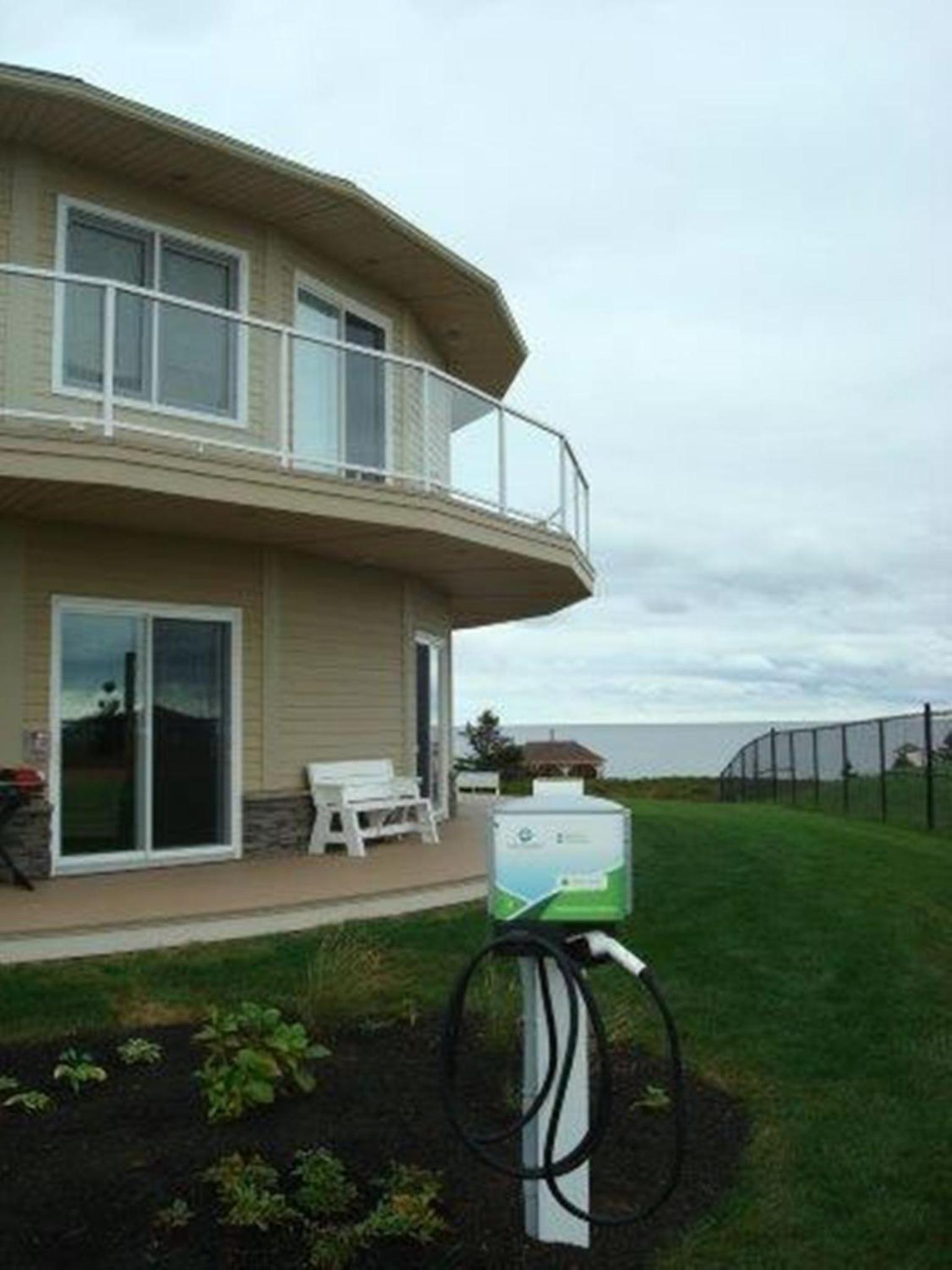 Around the Sea - Cana da's Rotating House, Suites & Tours
