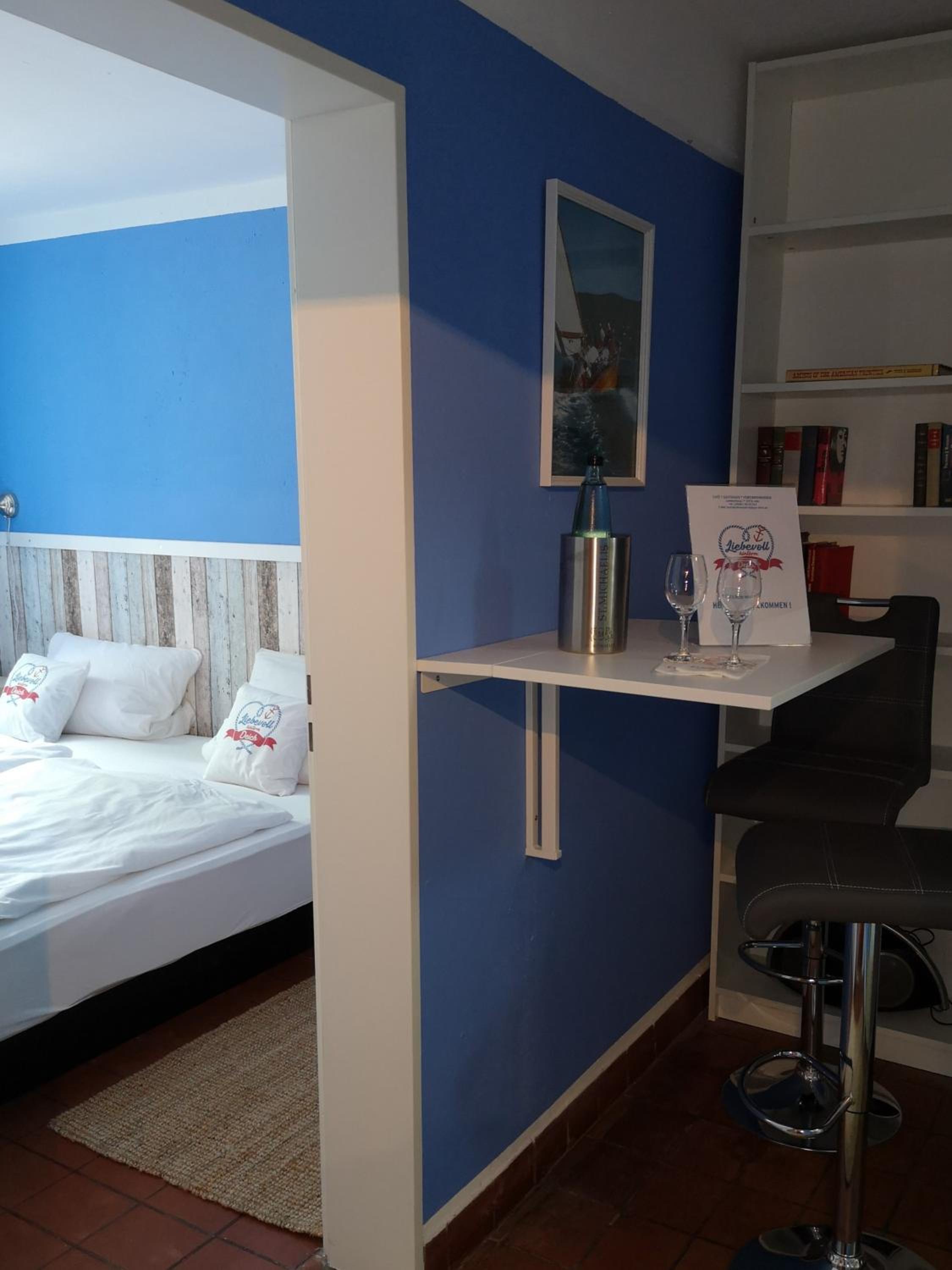 Liebevoll hinterm Deich en Lehe — hotel room