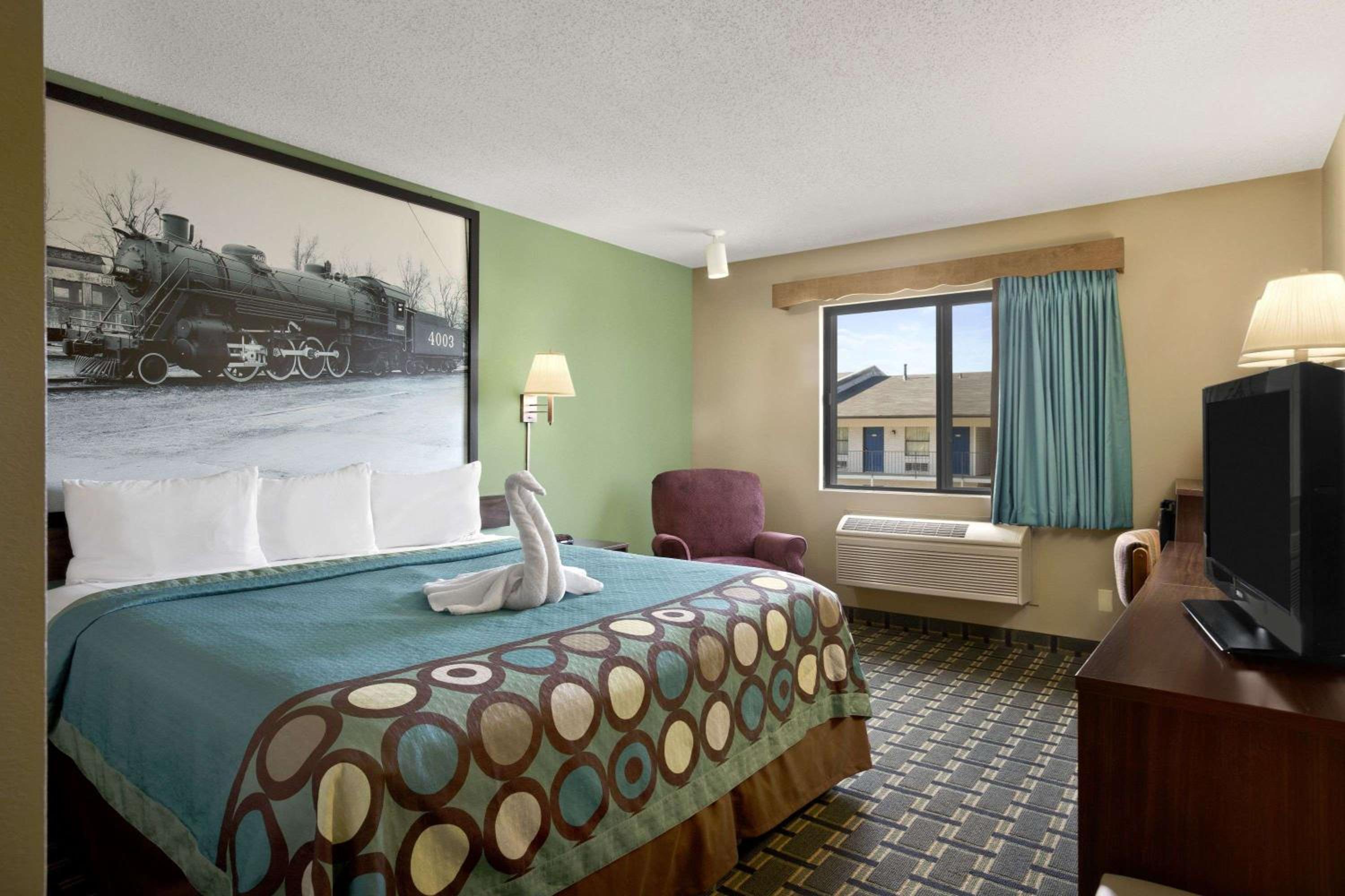 Russellville Vacations - Super 8 by Wyndham Russellville - Property Image 20