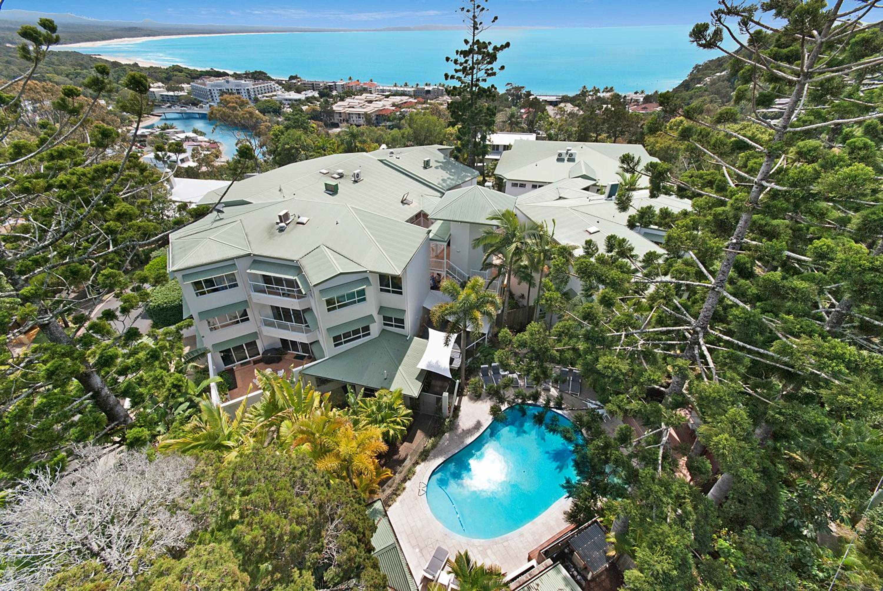 Hotel The Lookout Resort Noosa - Image 1