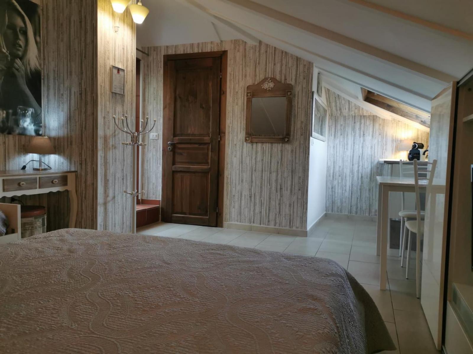 B&B Mini Hotel Incity-close train station and port- view 3