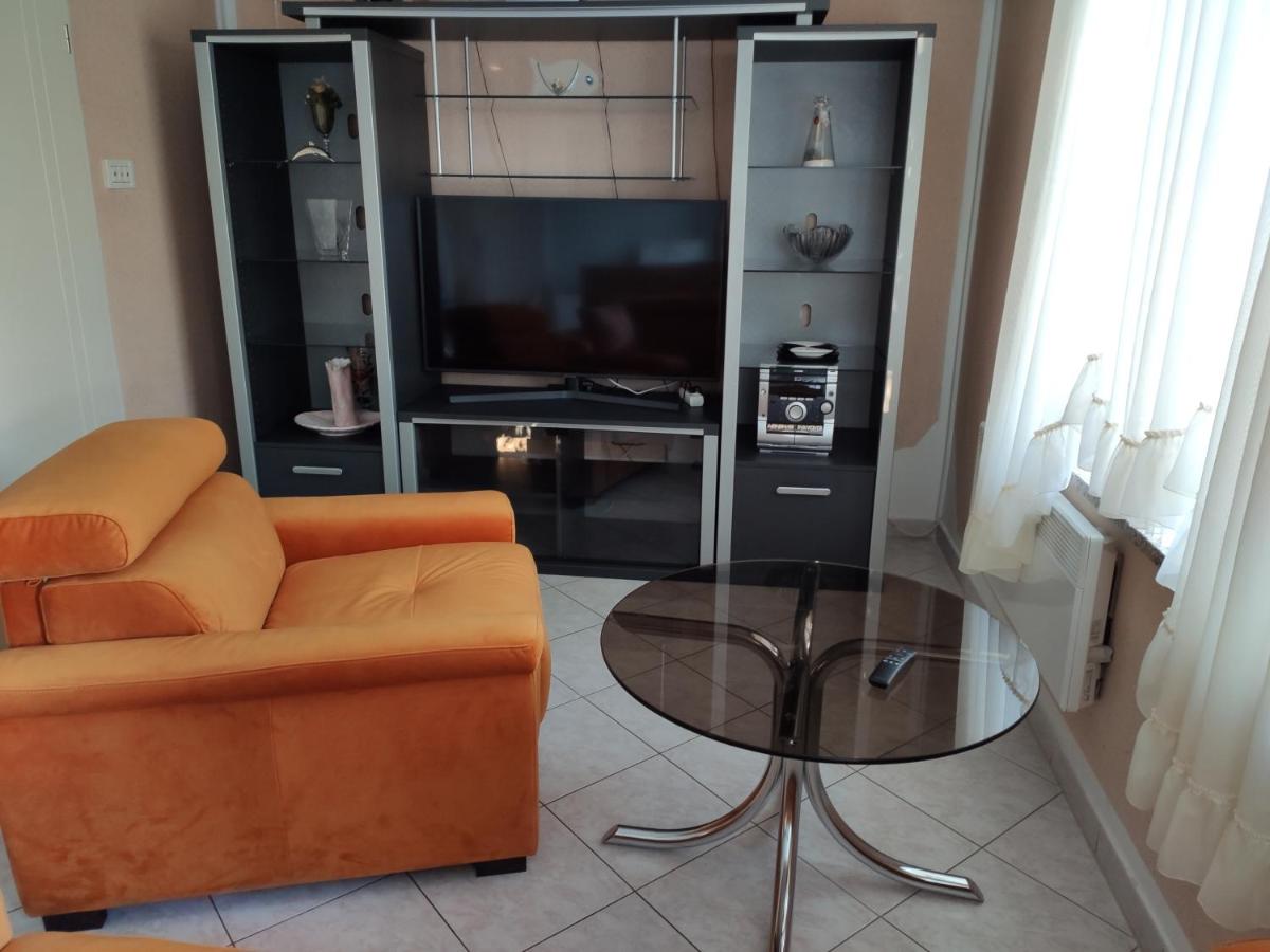 Apartment with private garden and terrace view 4