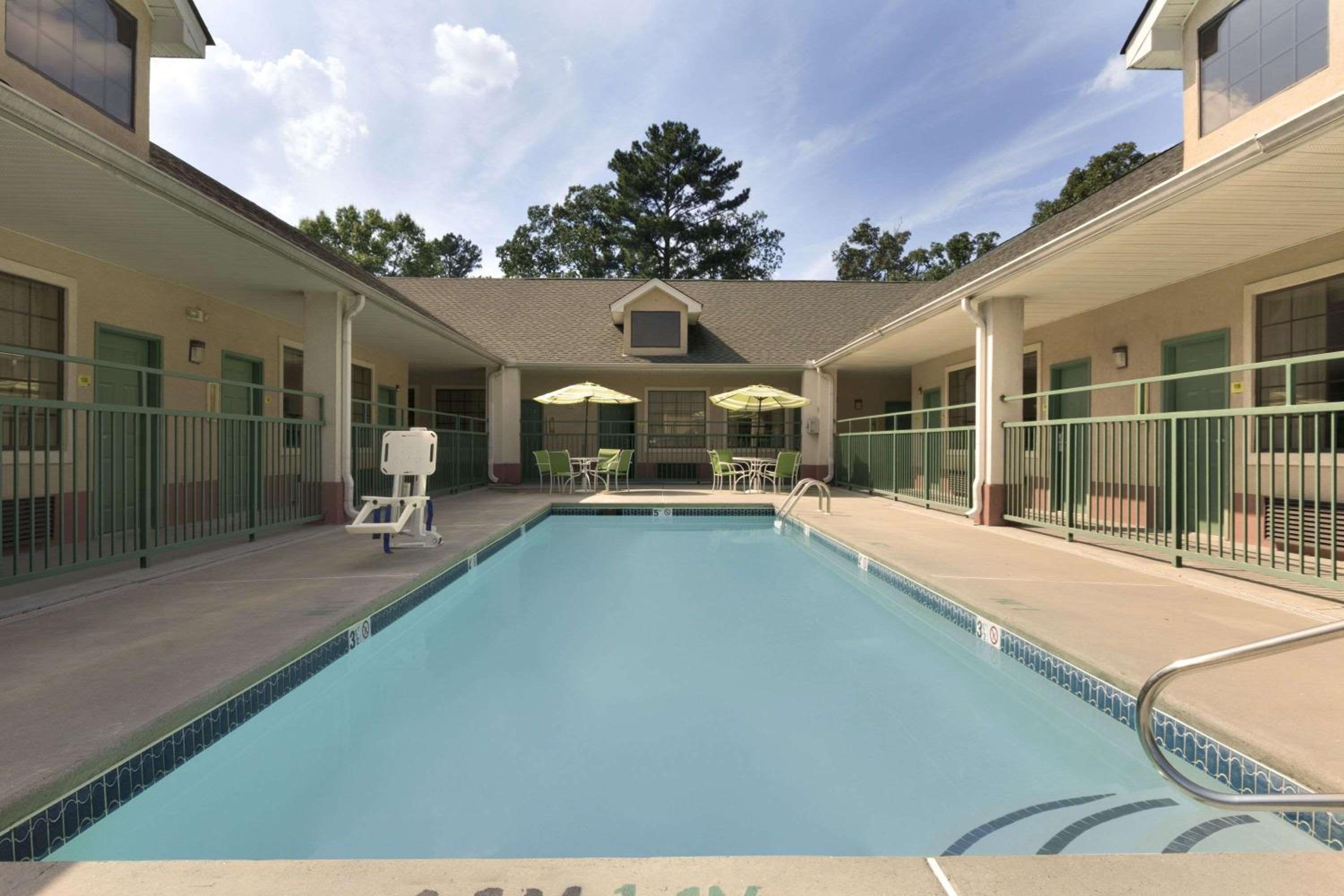 Super 8 by Wyndham Chatsworth/Dalton view 4