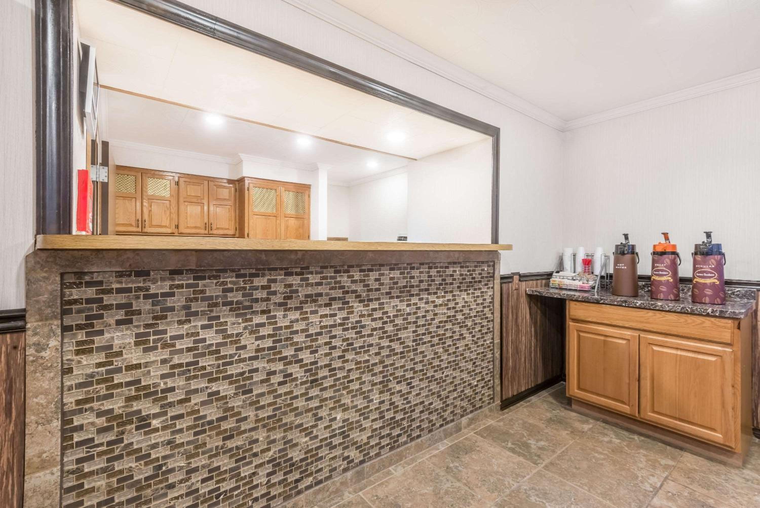 Bedford Vacations - Super 8 by Wyndham Bedford - Property Image 4