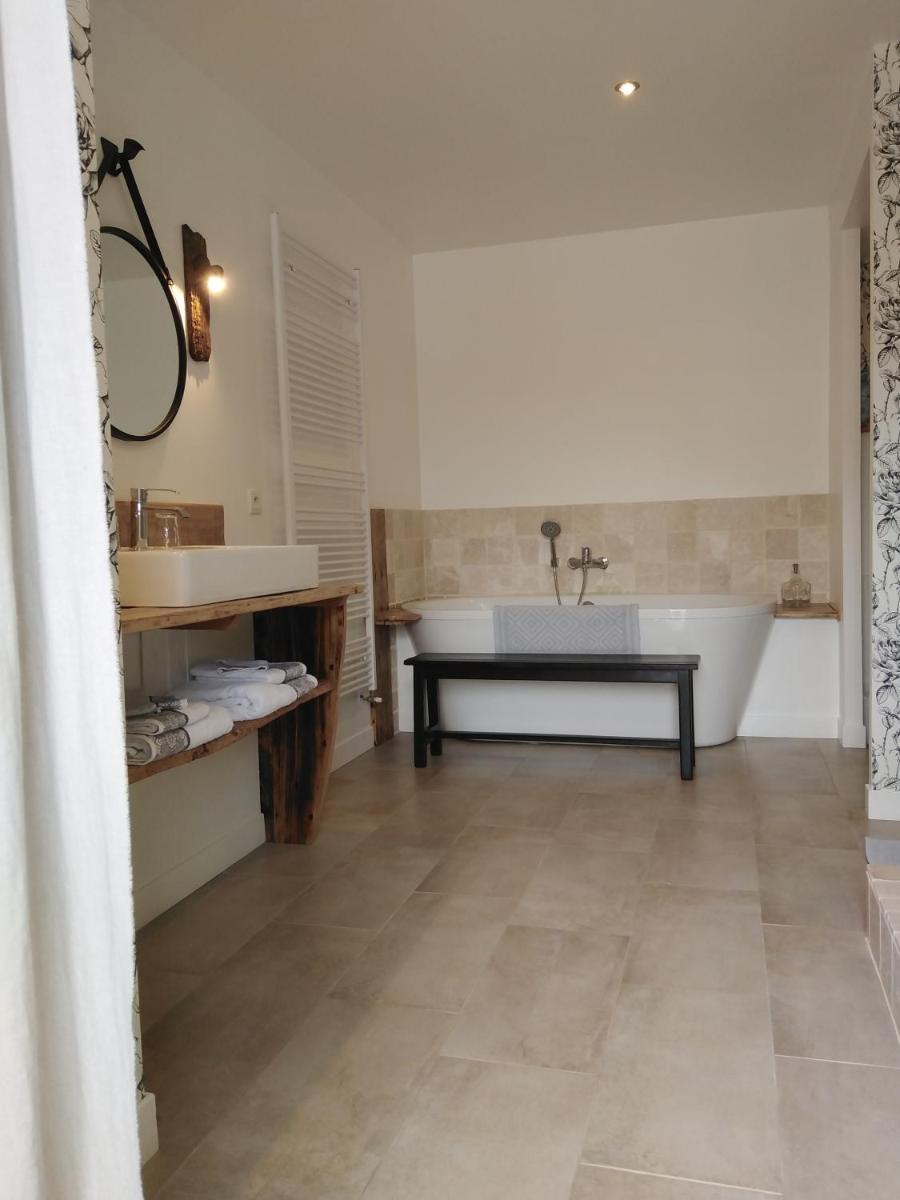A deux pas de St Cirq Lapopie, La chambre du "cocher" des Murets de L'isa view 4