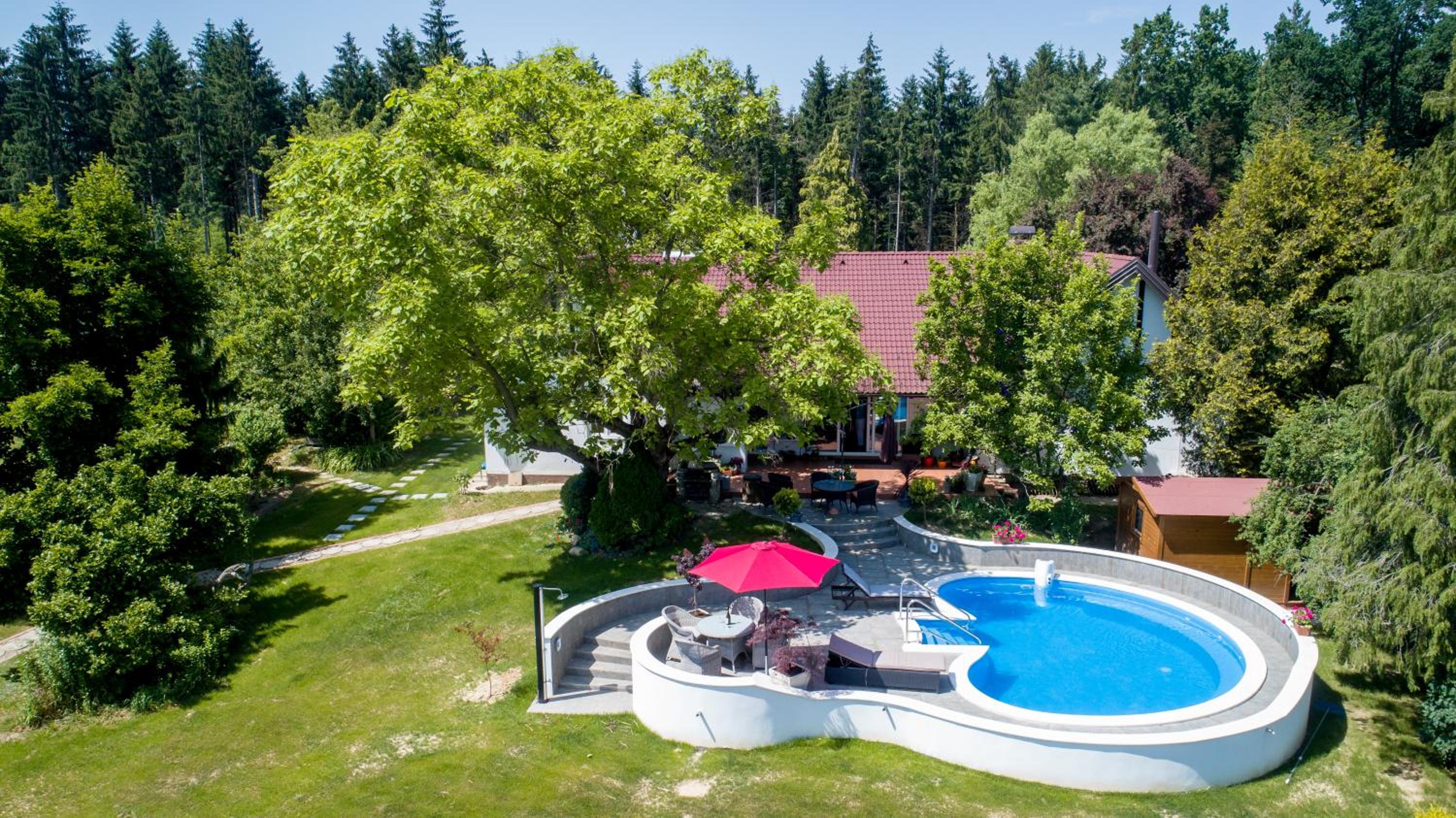 Old Oak House with pool