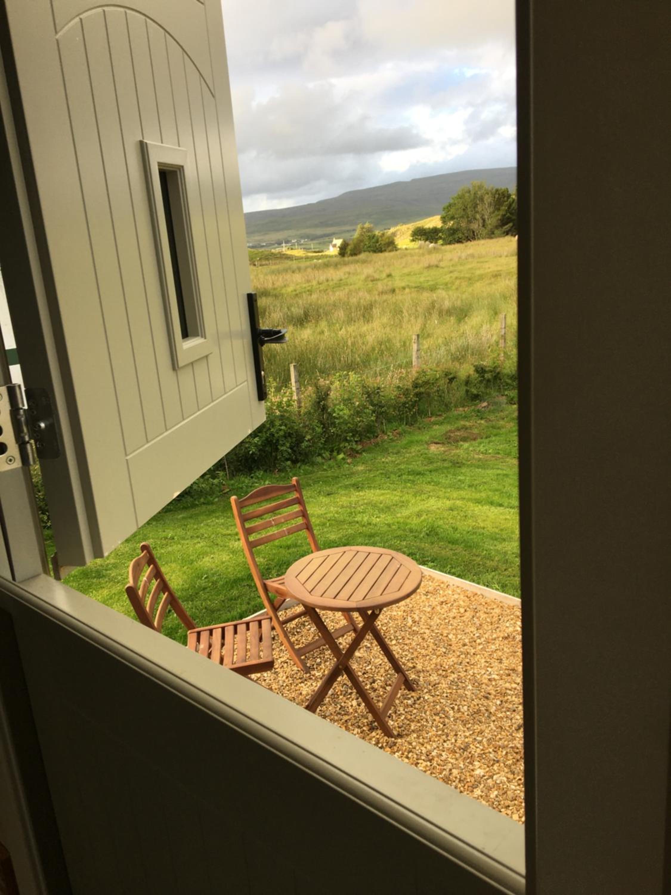 Hotel 40 Bernisdale - Shepherds Hut - Image 1