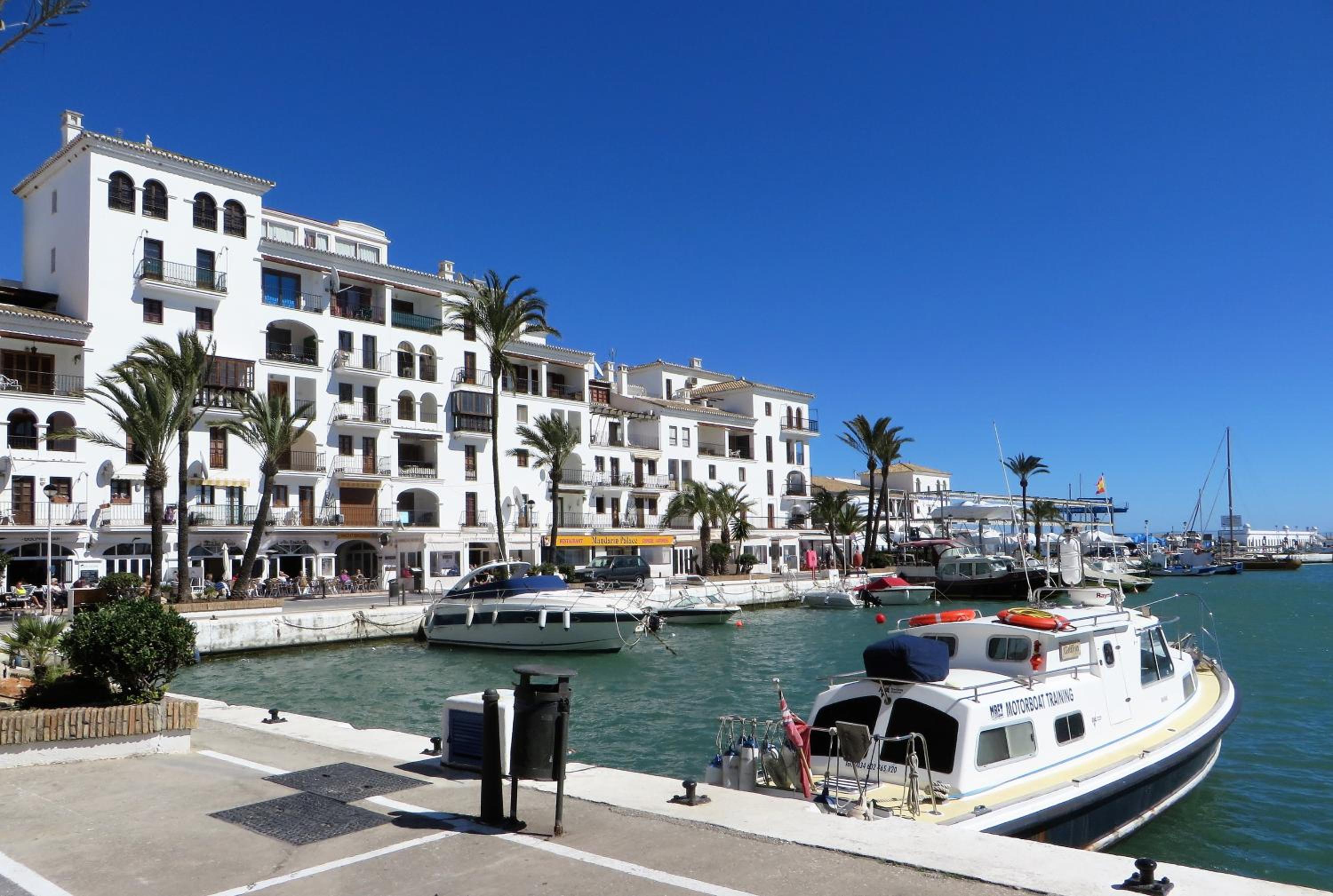Salinas. Apartment for 4. Terrace/Parking/Pools/Gym/4mins beach view 3