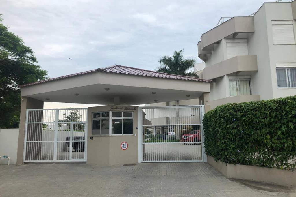 Apartamento 3 quartos +2 garagens+2 banheiros a 40m da Praia dos Ingleses/florianopolis