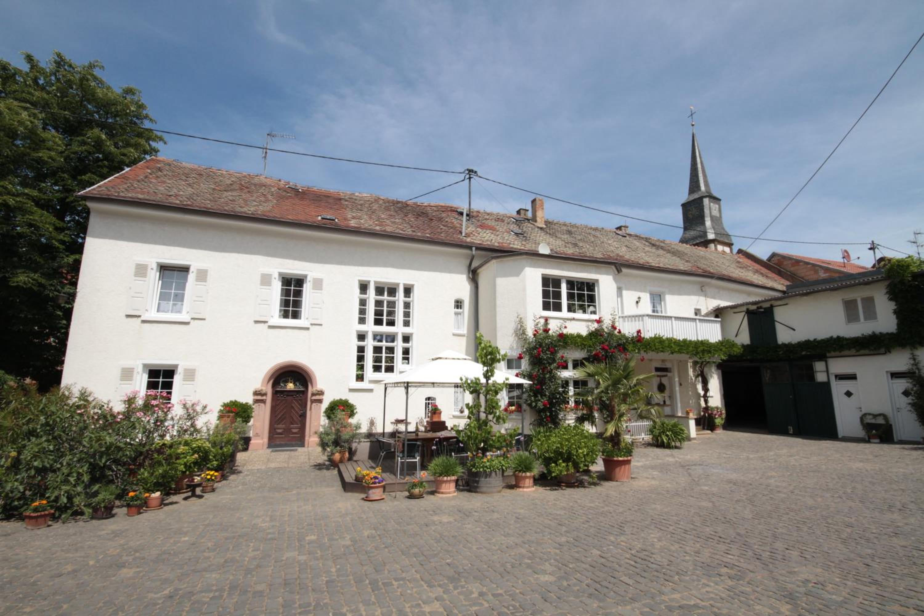 Bio-Weingut, Gästehaus und Kräuterhof
