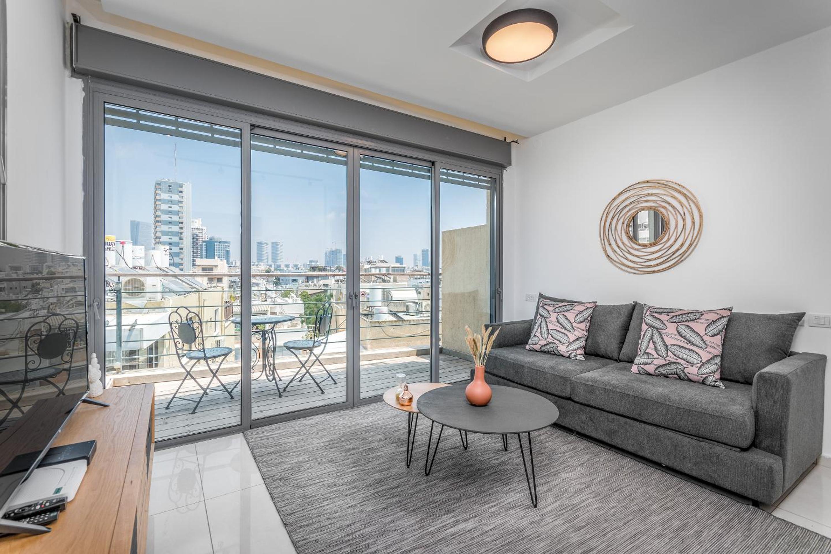 Superb 1,5 BDR W balcony close to the beach view 4