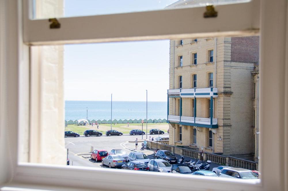 Seaview Mansion Apartment - Central Hove with PARKING