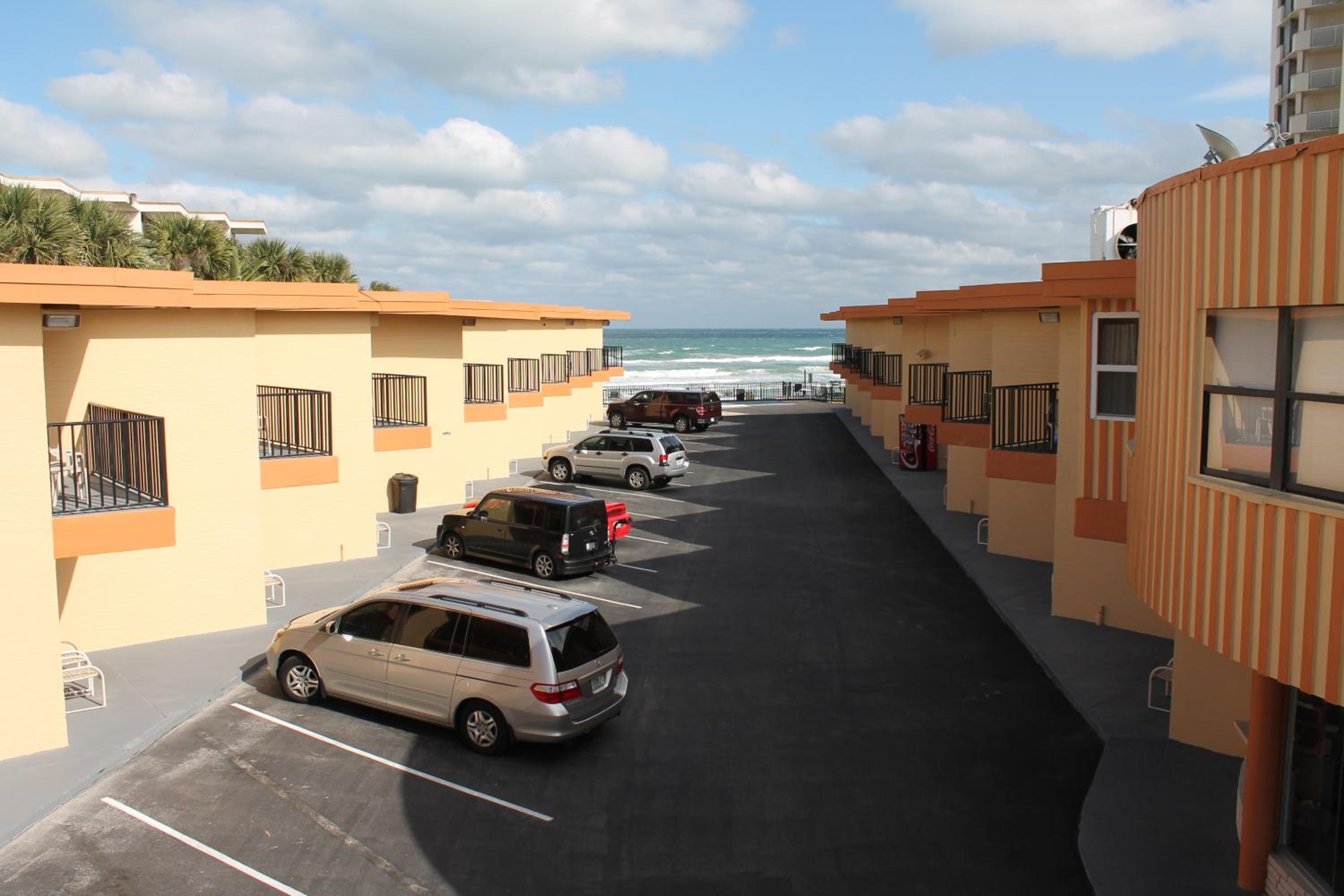 Grand Prix Motel Beach Front view 4