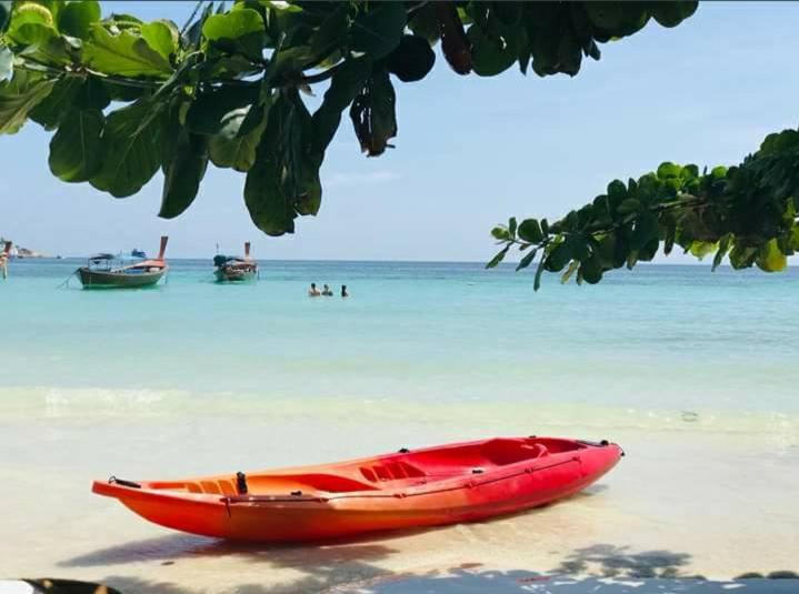 DAYA Beach, Lipe local