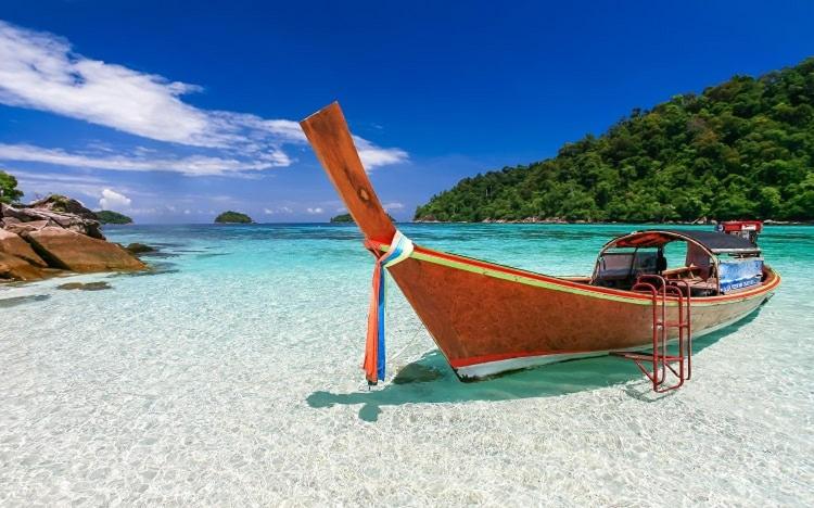 DAYA Beach, Lipe local