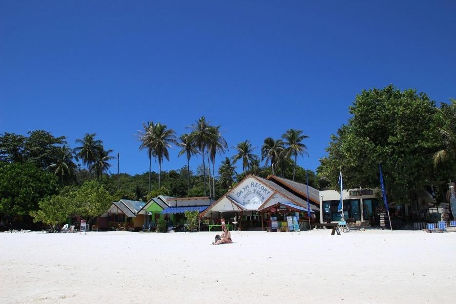 DAYA Beach, Lipe local