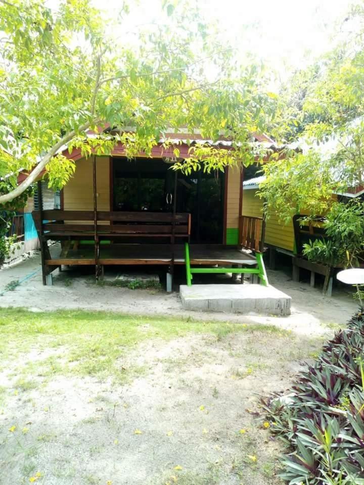 DAYA Beach, Lipe local