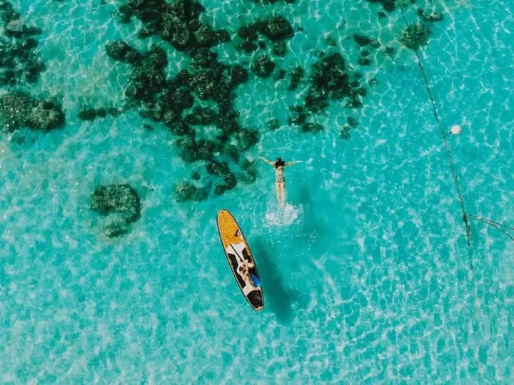 DAYA Beach, Lipe local