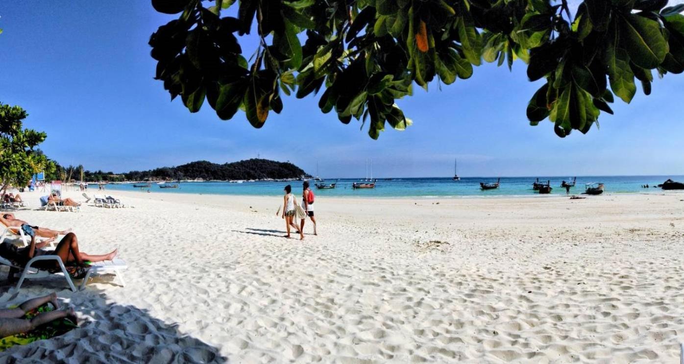 DAYA Beach, Lipe local