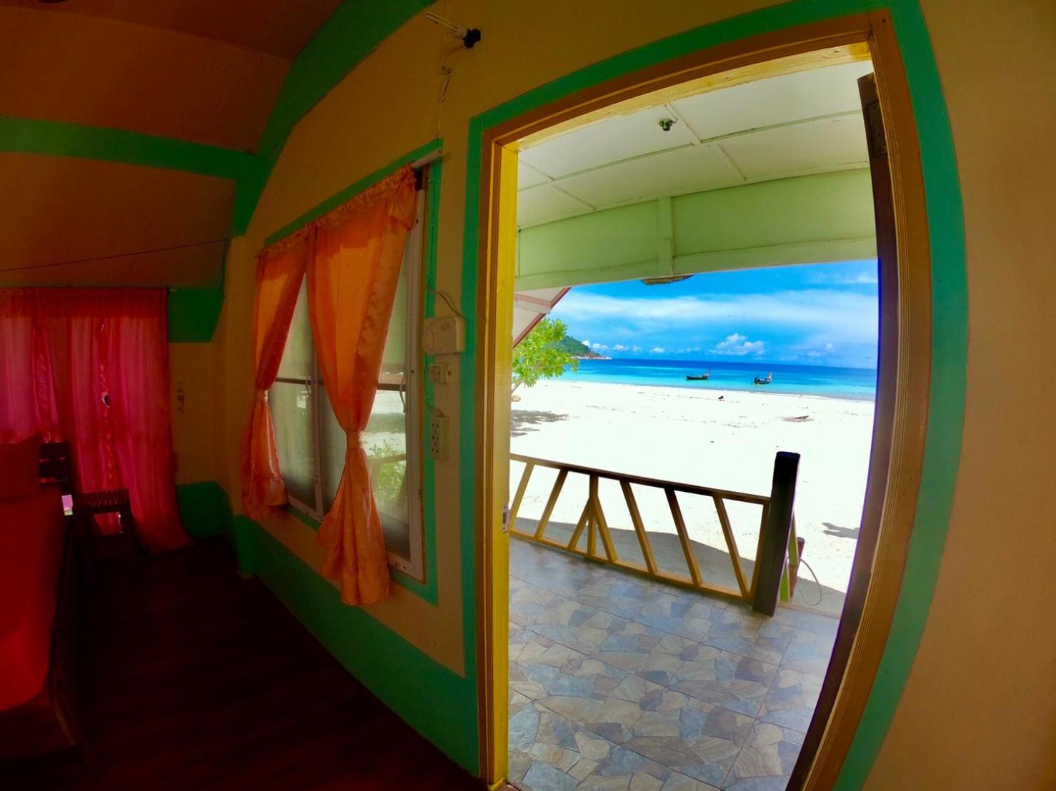 DAYA Beach, Lipe local