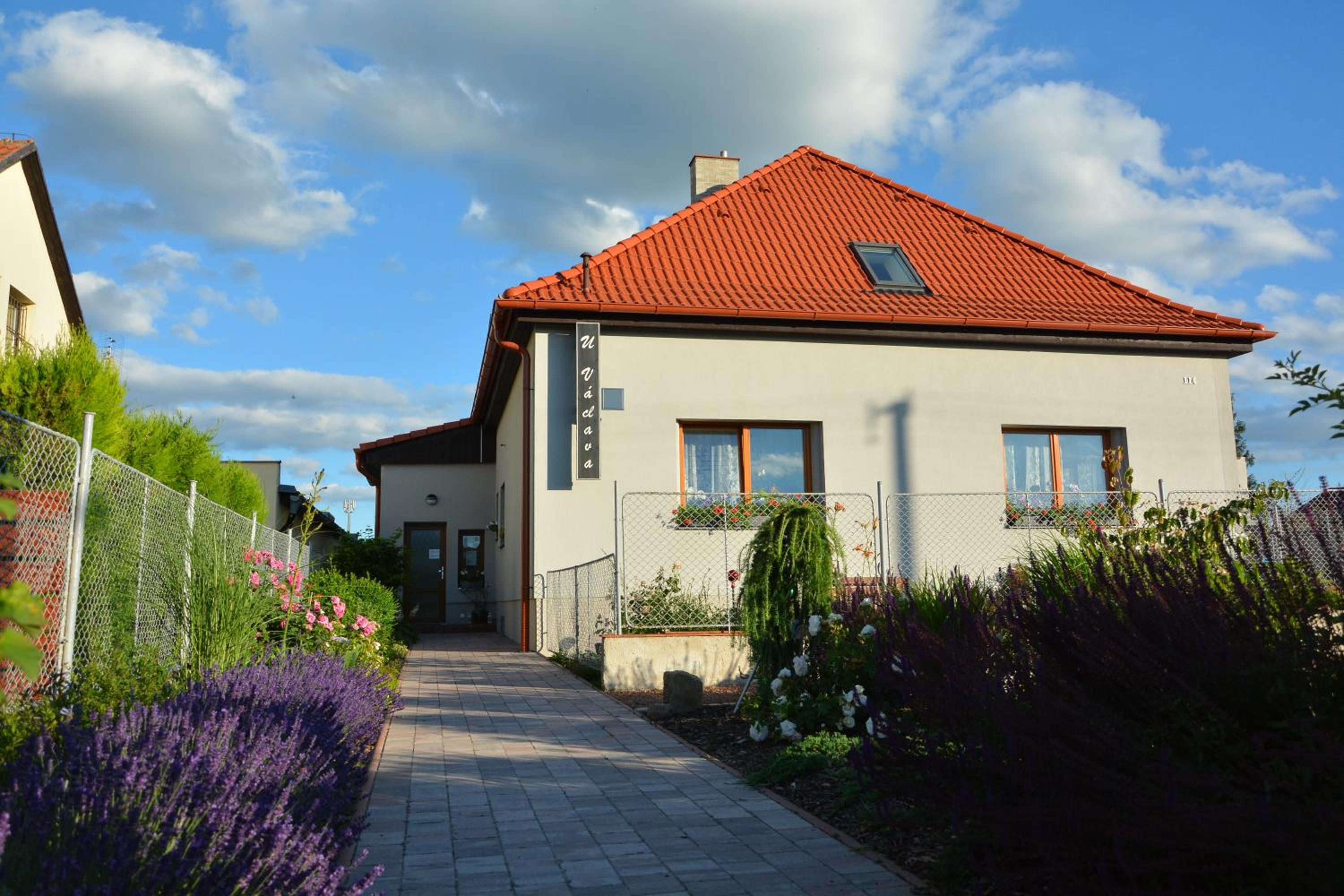 Apartmány U Václava - 7 minut od letiště Václava Havla - parkování zdarma