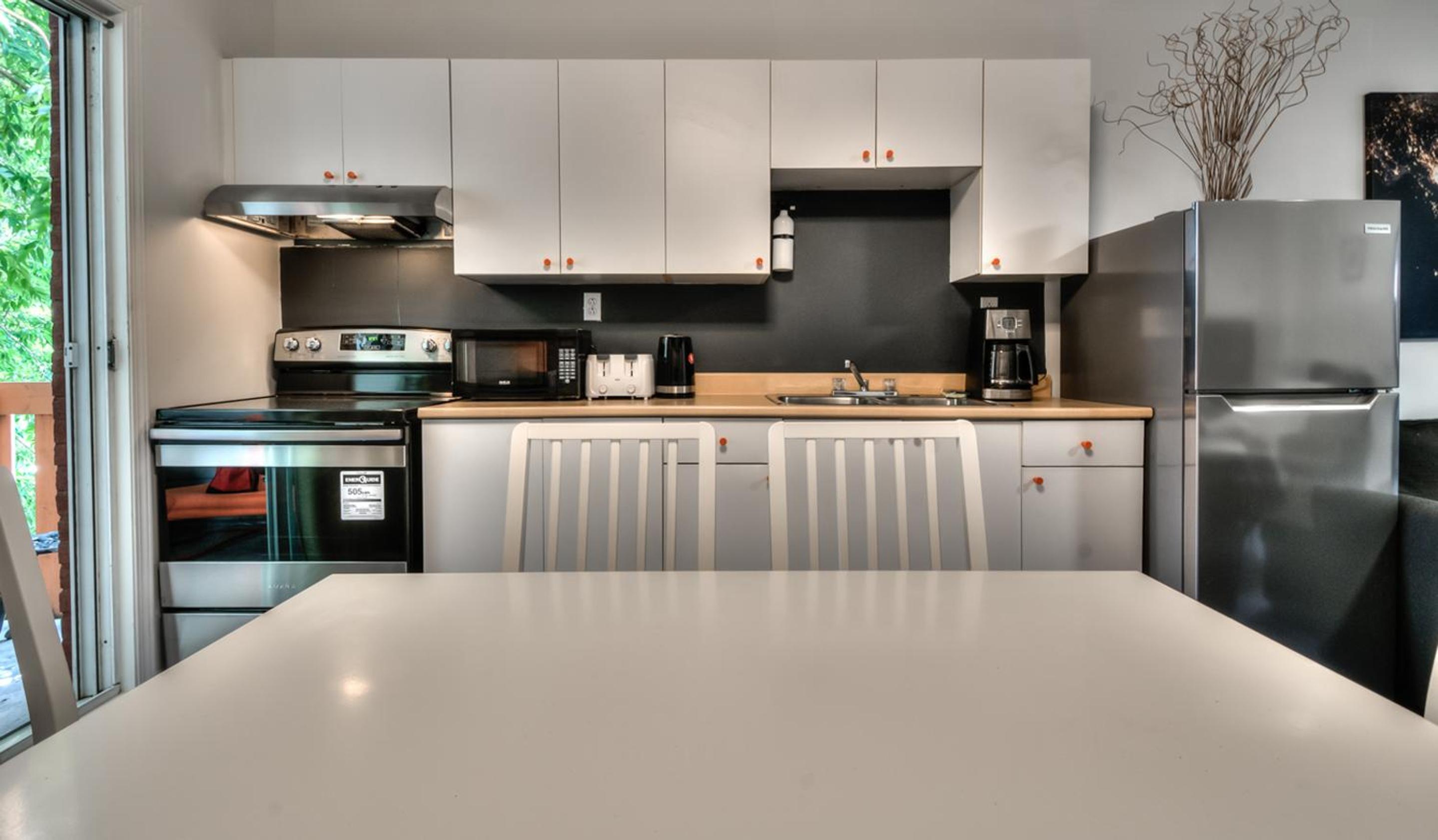 100 METERS to METRO BEAUDRY - FULL APARTMENTS - 1 minute walk to the FAMOUS ST CATHERINE STREET - FAST WIFI - WASHER & DRYER ON SITE - Montcalm units