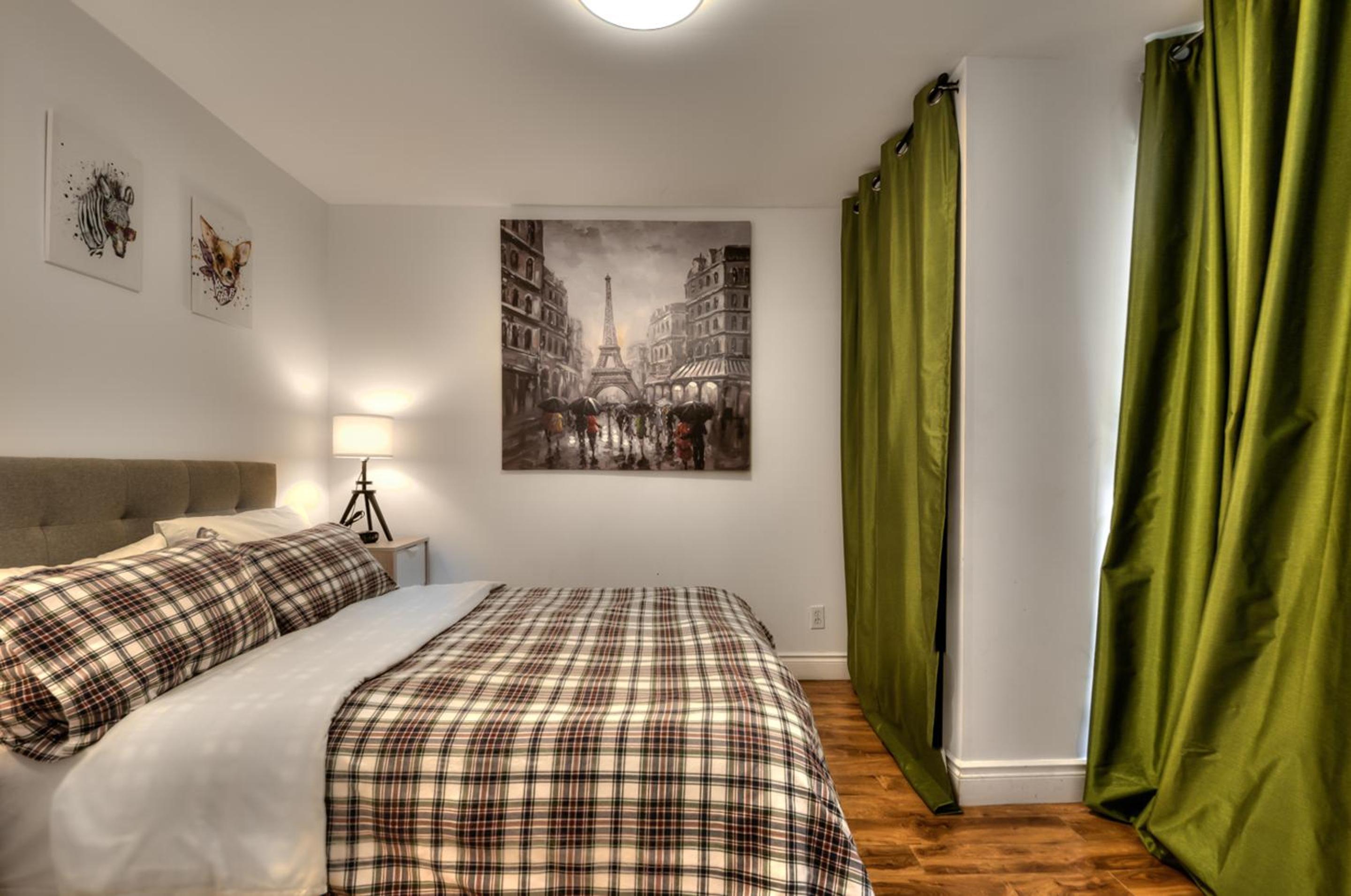 100 METERS to METRO BEAUDRY - FULL APARTMENTS - 1 minute walk to the FAMOUS ST CATHERINE STREET - FAST WIFI - WASHER & DRYER ON SITE - Montcalm units