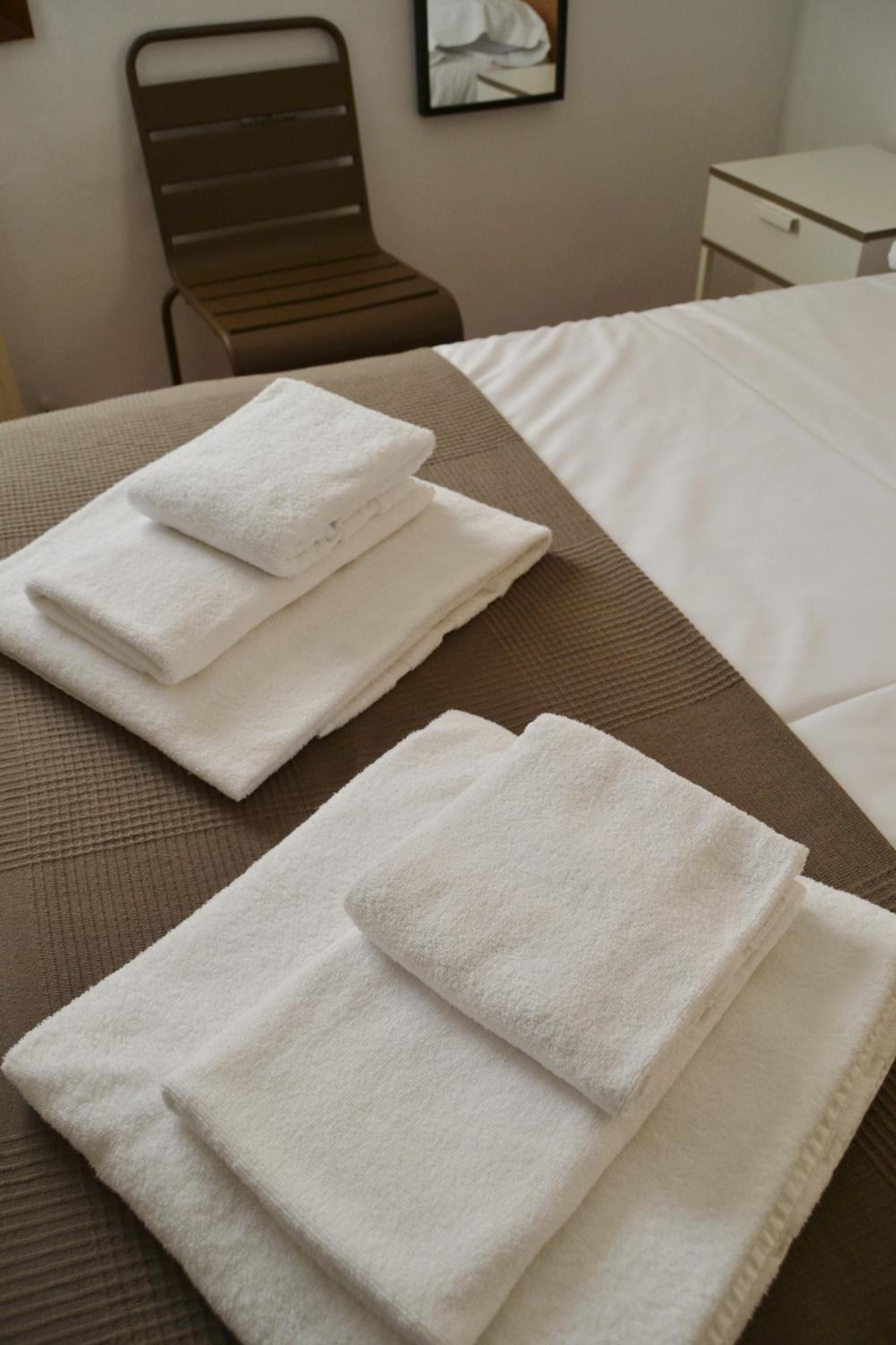 Tres Puentes Anguiano Apartamentos y Hostal