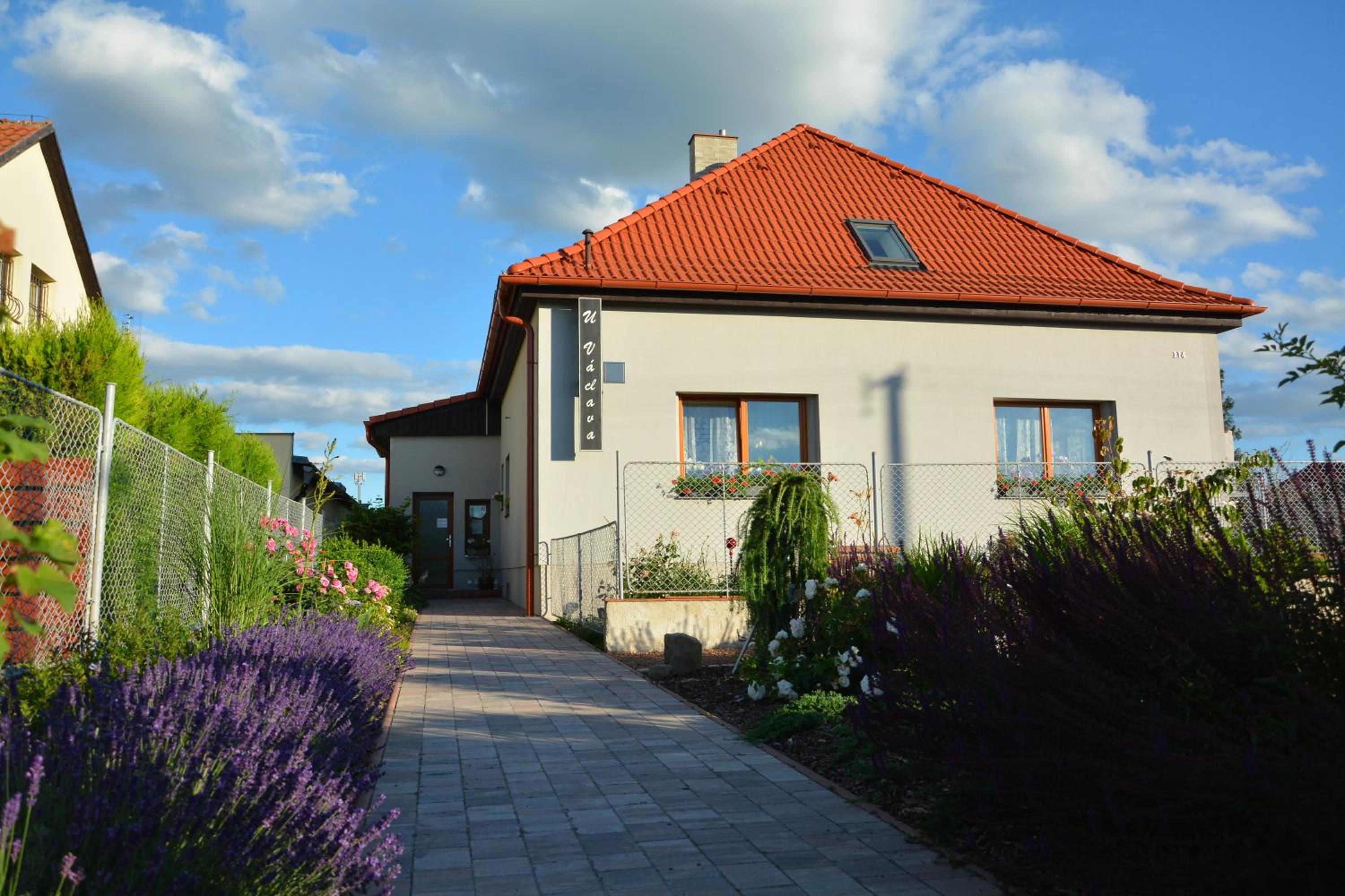 Apartmány U Václava - 7 minut od letiště Václava Havla - parkování zdarma
