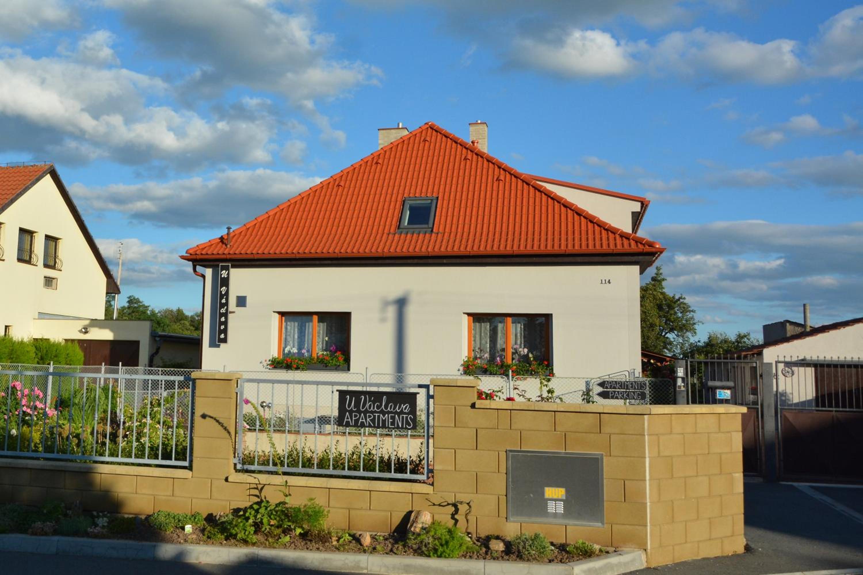 Apartmány U Václava - 7 minut od letiště Václava Havla - parkování zdarma
