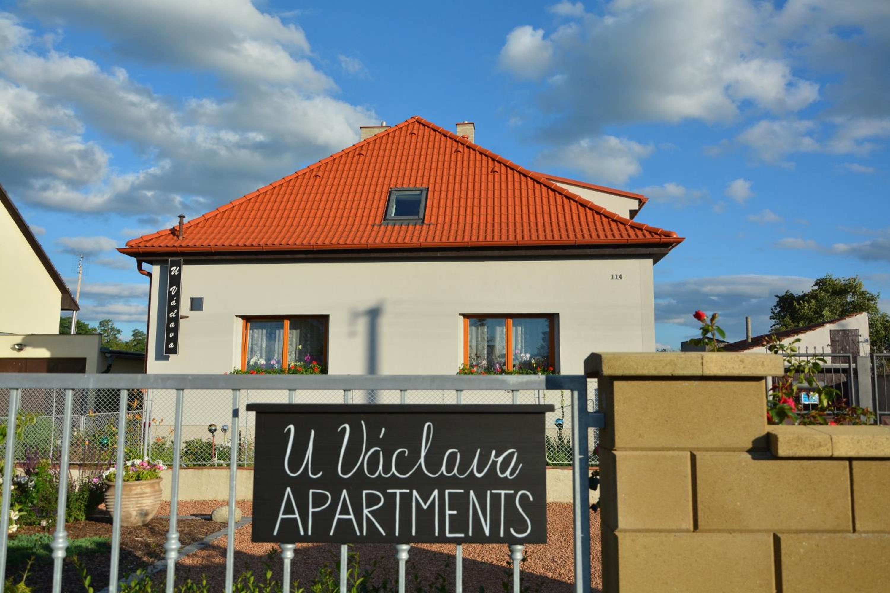 Apartmány U Václava - 7 minut od letiště Václava Havla - parkování zdarma