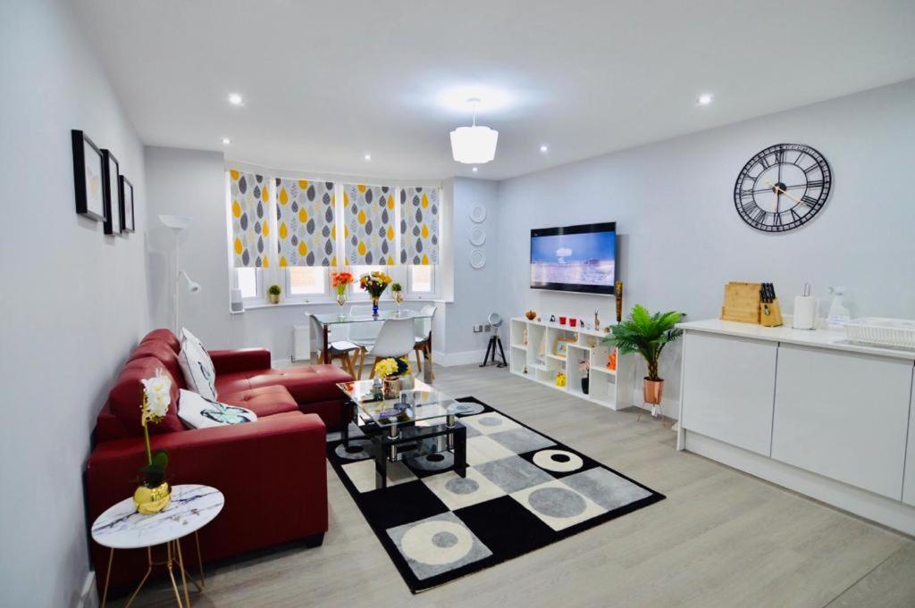 Stylish Central Self contained flat by CozyNest view 3