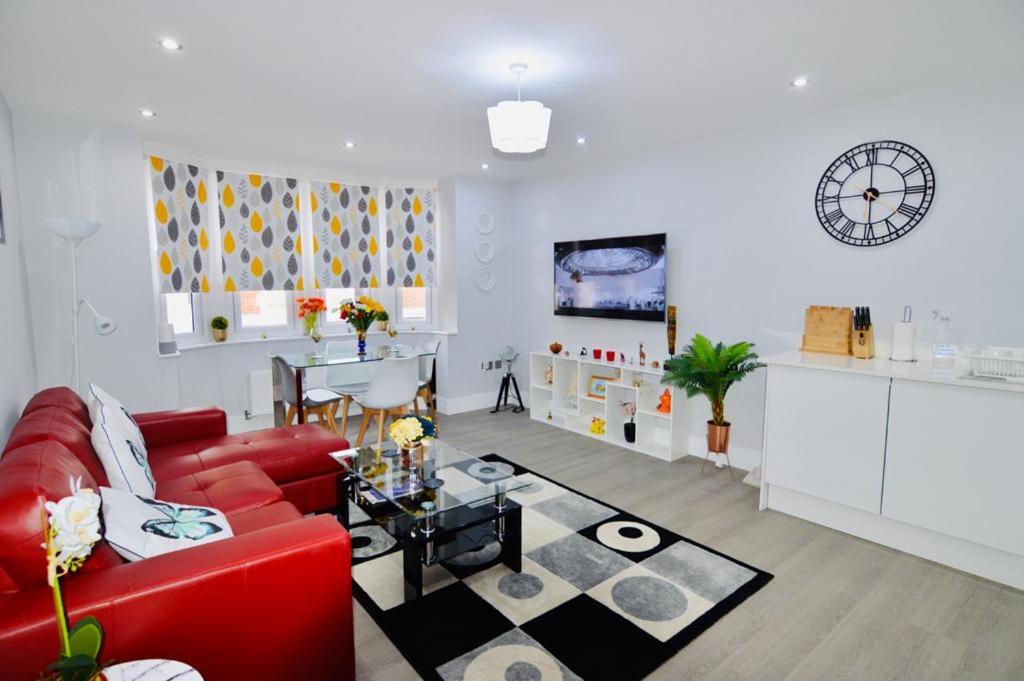 Stylish Central Self contained flat by CozyNest view 4