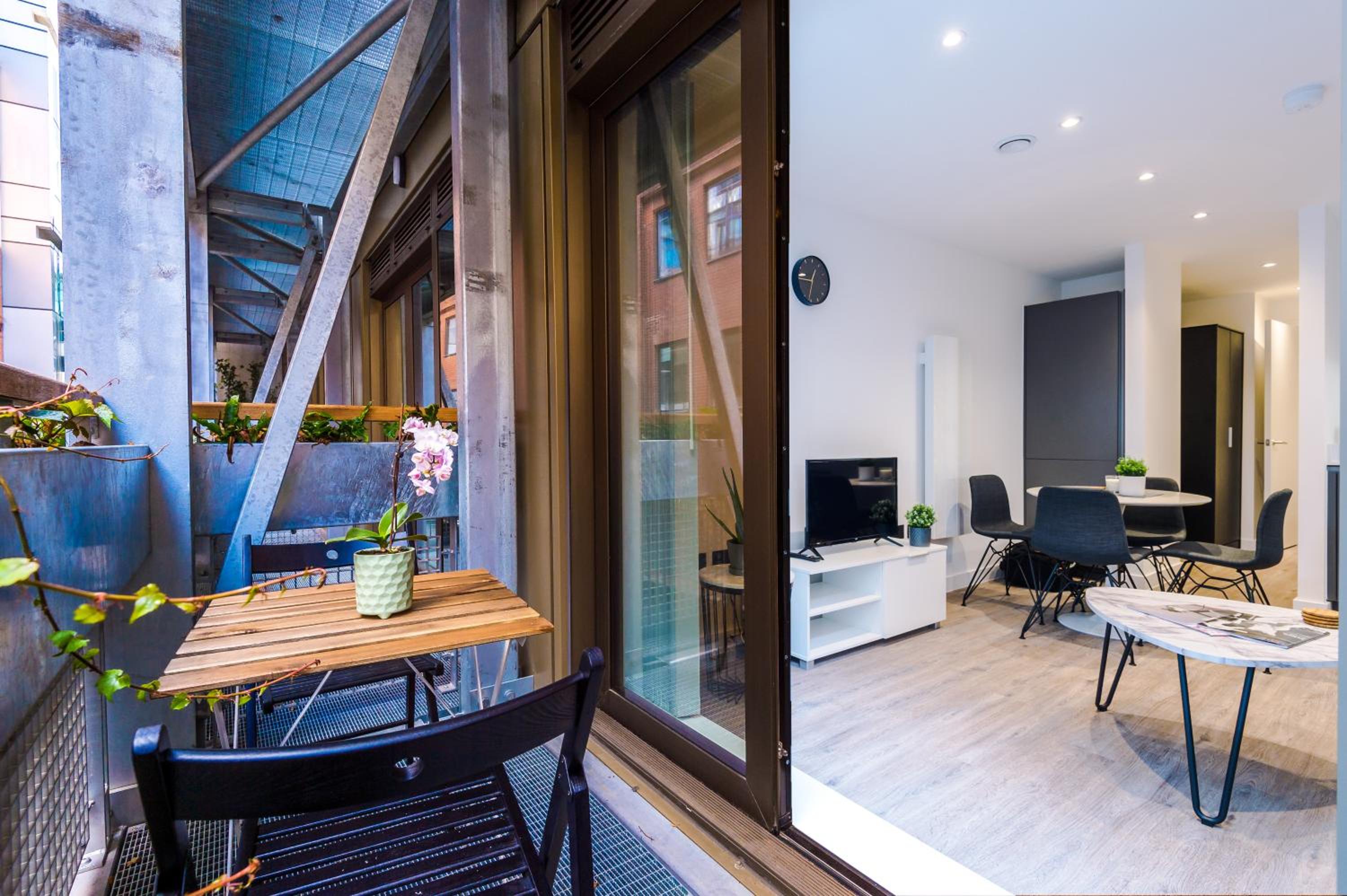 Hilltop Serviced Apartments - Piccadilly view 2