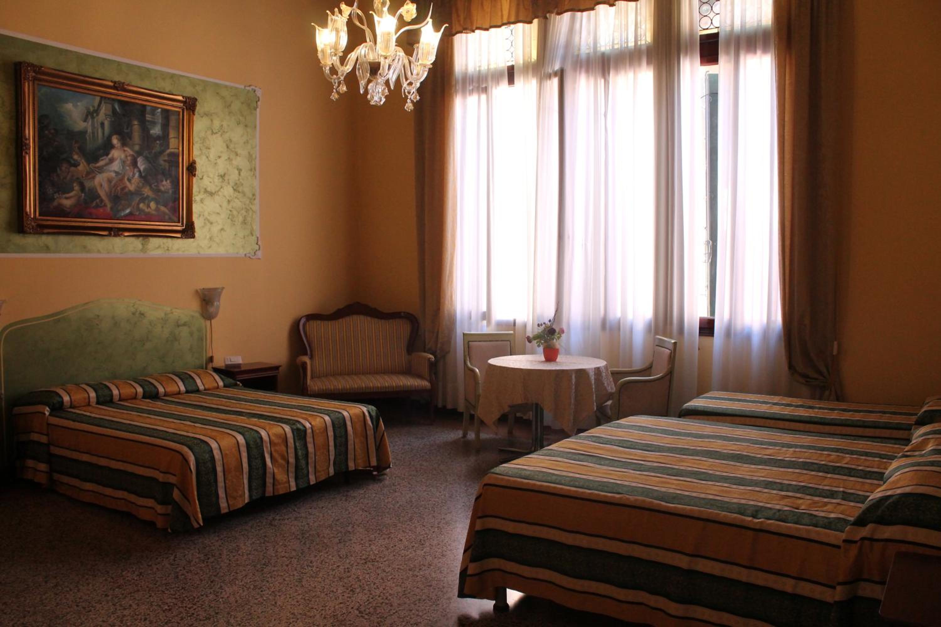 Palazzo Lion Morosini - Check in presso Locanda Ai Santi Apostoli