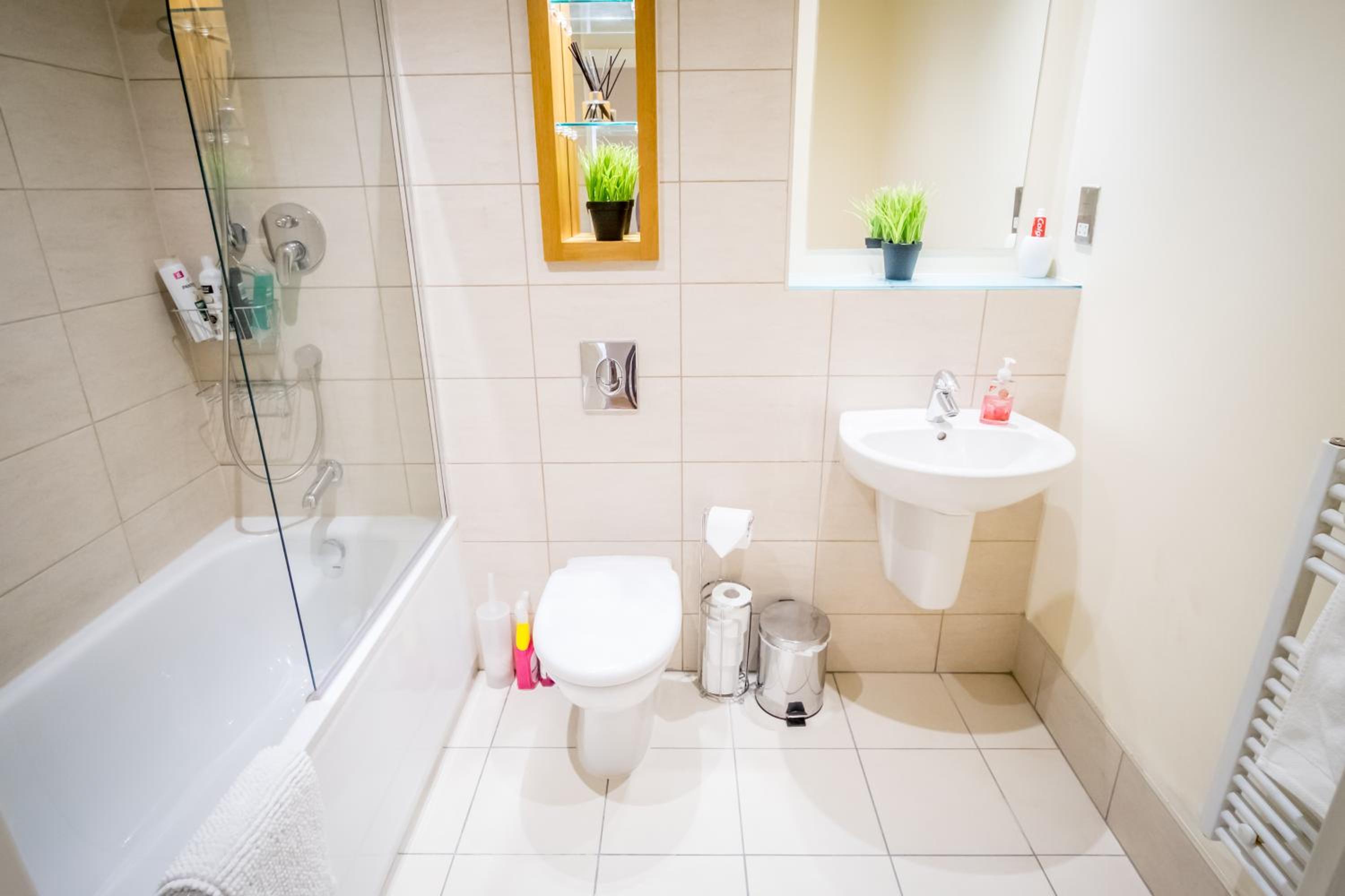 Stylish City 2 Bed, 2 Bath, FREE PARKING & WiFi view 5