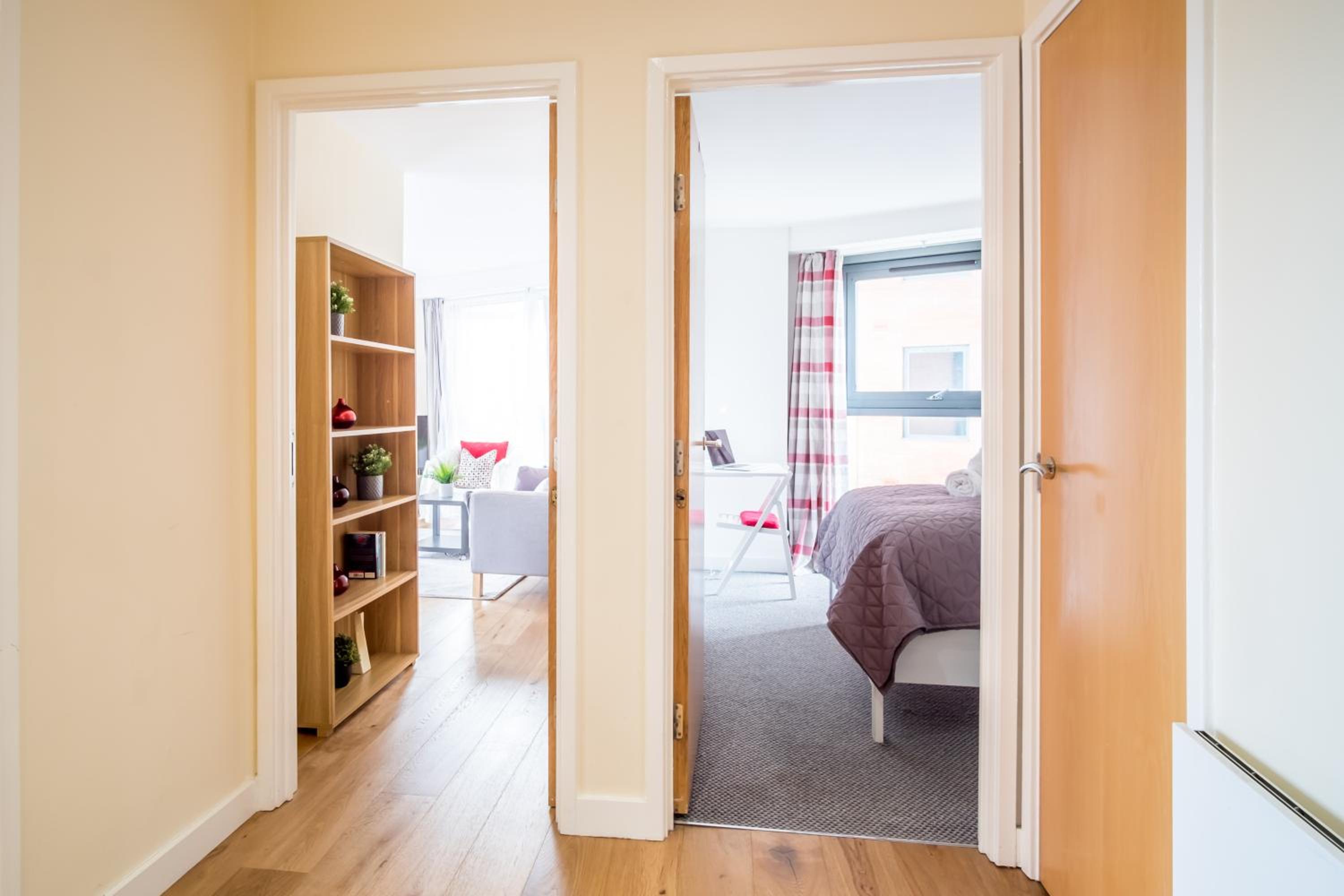 Stylish City 2 Bed, 2 Bath, FREE PARKING & WiFi view 2