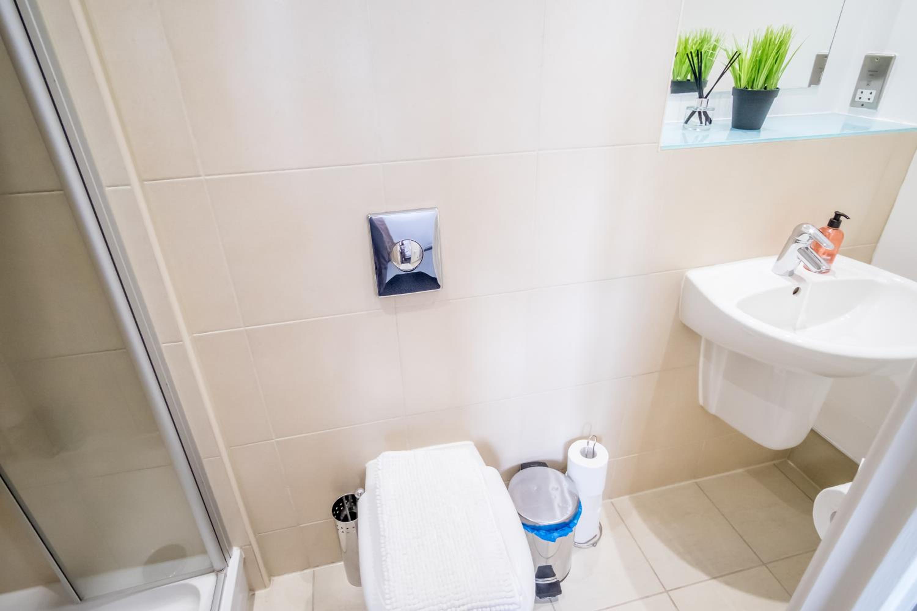 Stylish City 2 Bed, 2 Bath, FREE PARKING & WiFi view 3