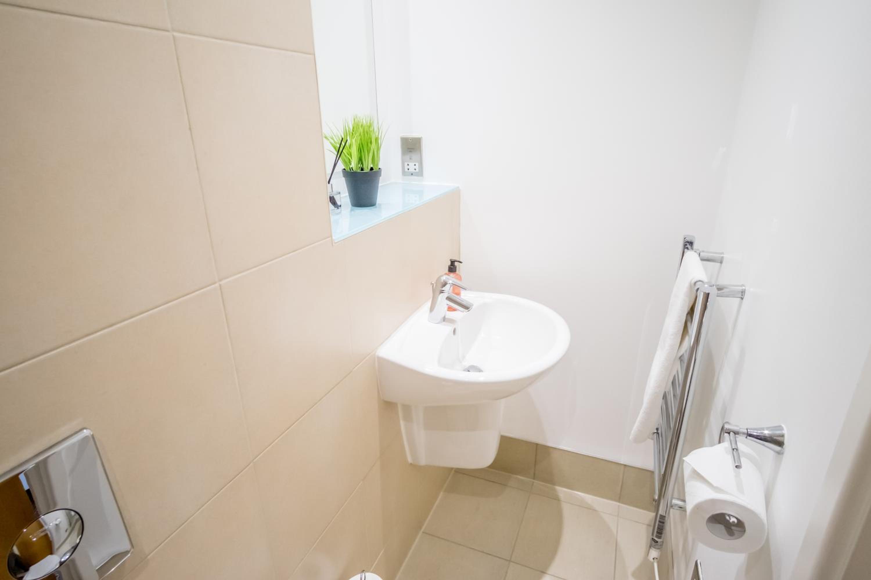 Stylish City 2 Bed, 2 Bath, FREE PARKING & WiFi view 4